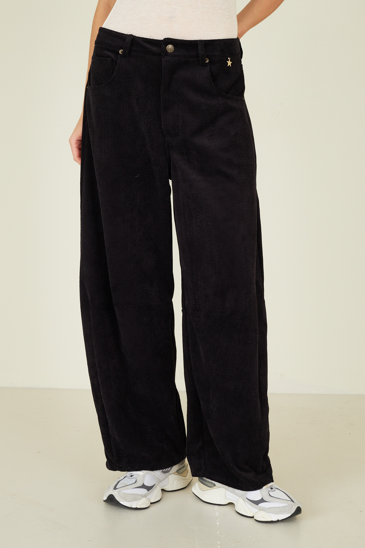 pantalone-gaya-in-velluto-m38f1397-01-webout.jpg