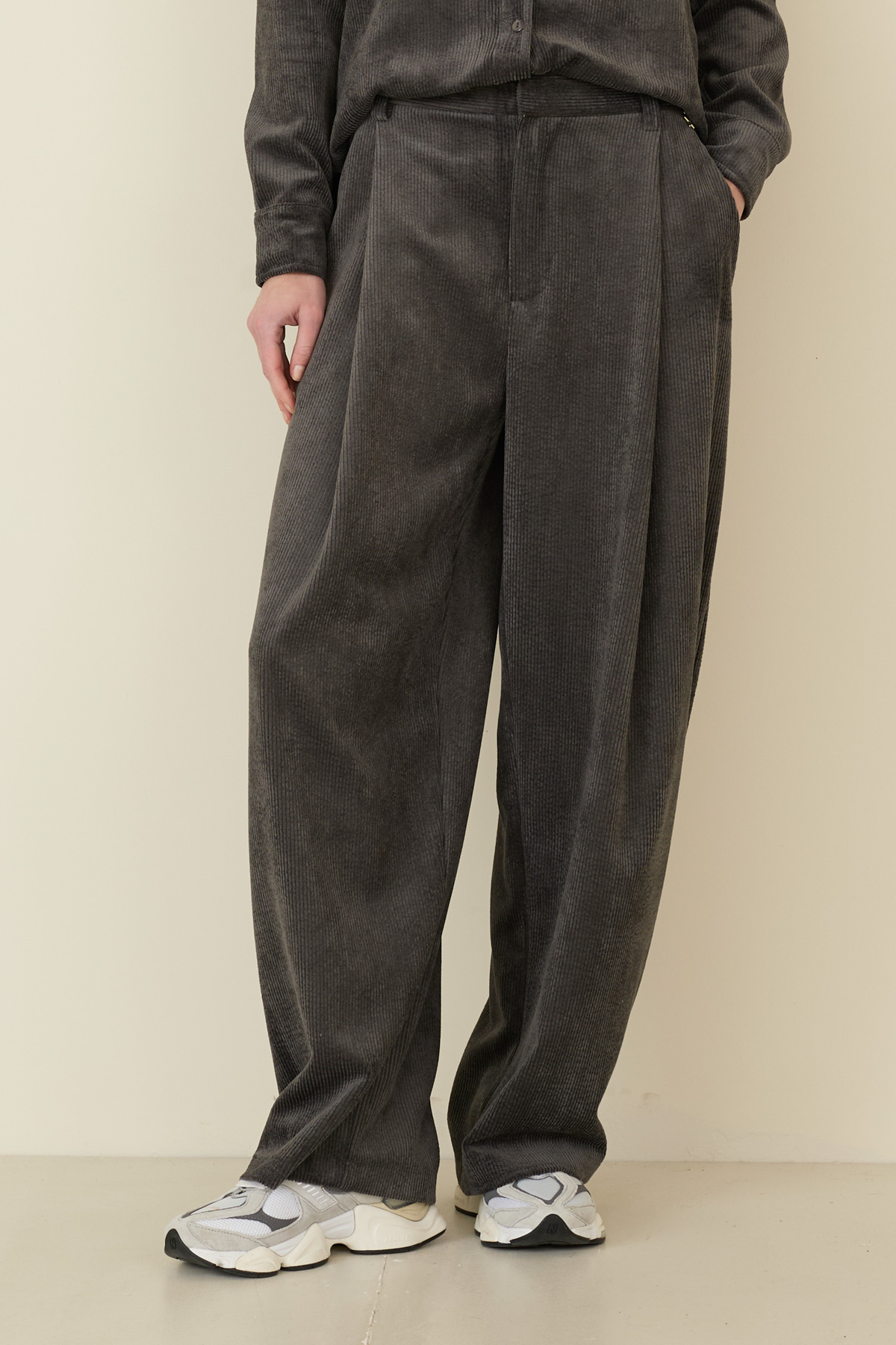 pantalone-in-velluto-m38f1563-28-webout.jpg