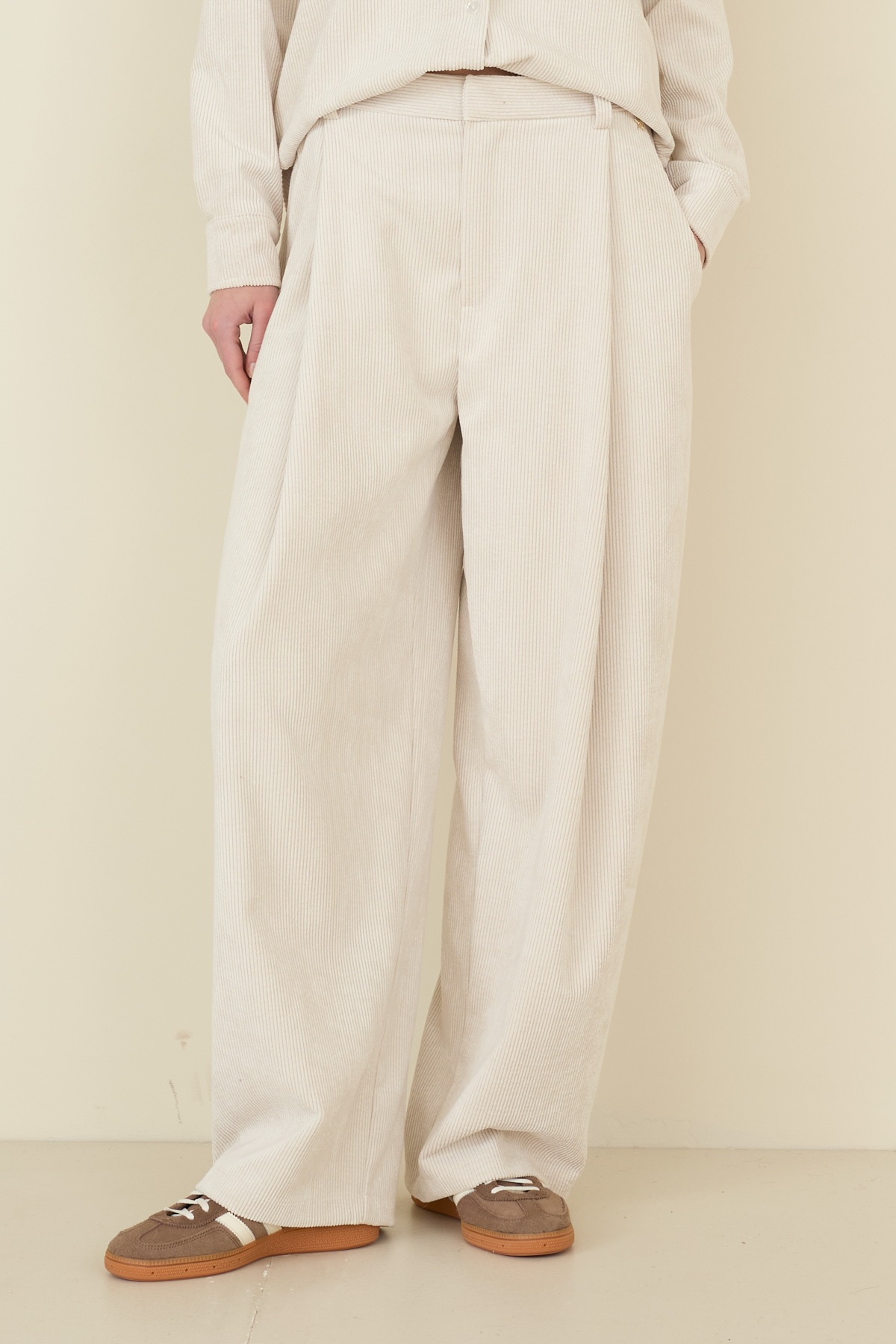 pantalone-in-velluto-m38f1563-51-webout.jpg