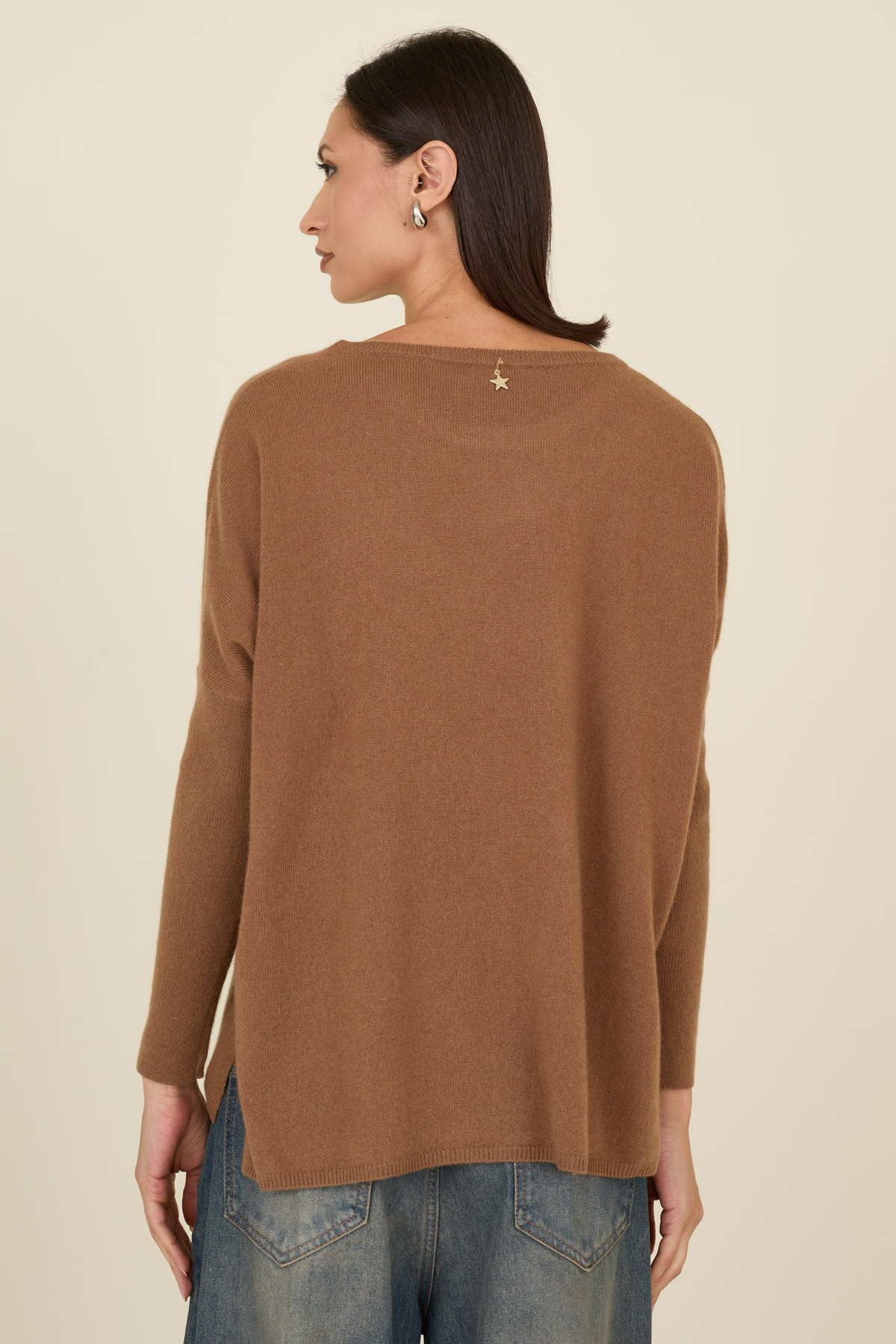 magalia-in-cashmere-b38d1566-160-webd.jpg