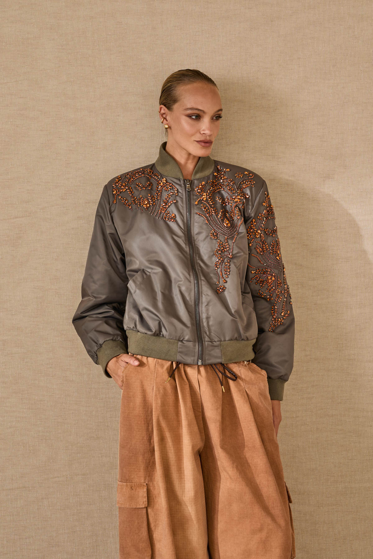 bomber-imbottito-con-applicazione-strass-d39n0357-62-weba.jpg