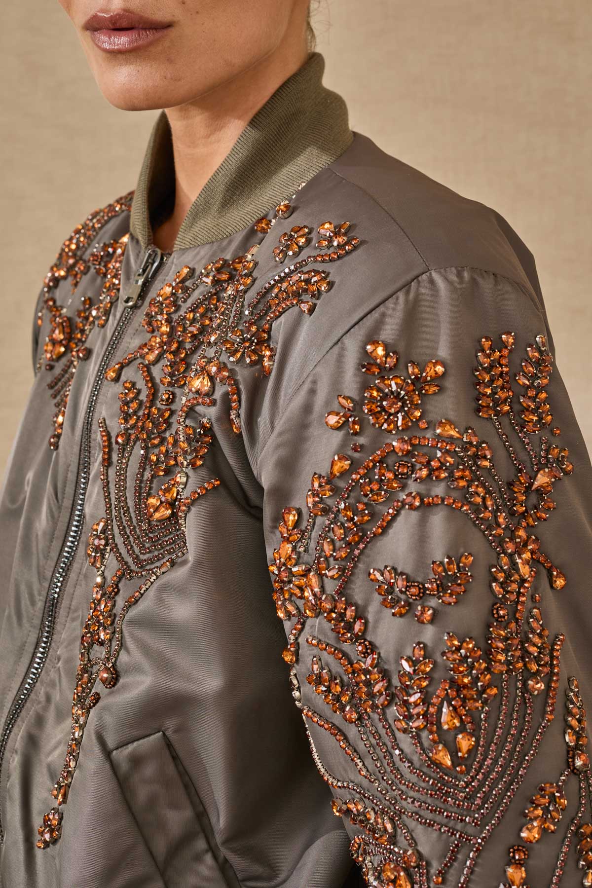 bomber-imbottito-con-applicazione-strass-d39n0357-62-webd.jpg
