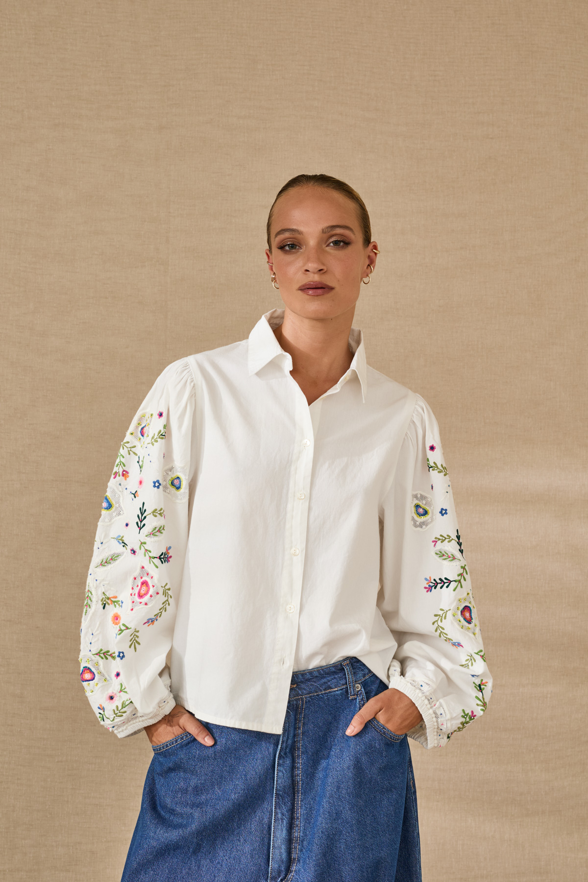 camicia-con-ricami-p39c0010-02-webd.jpg