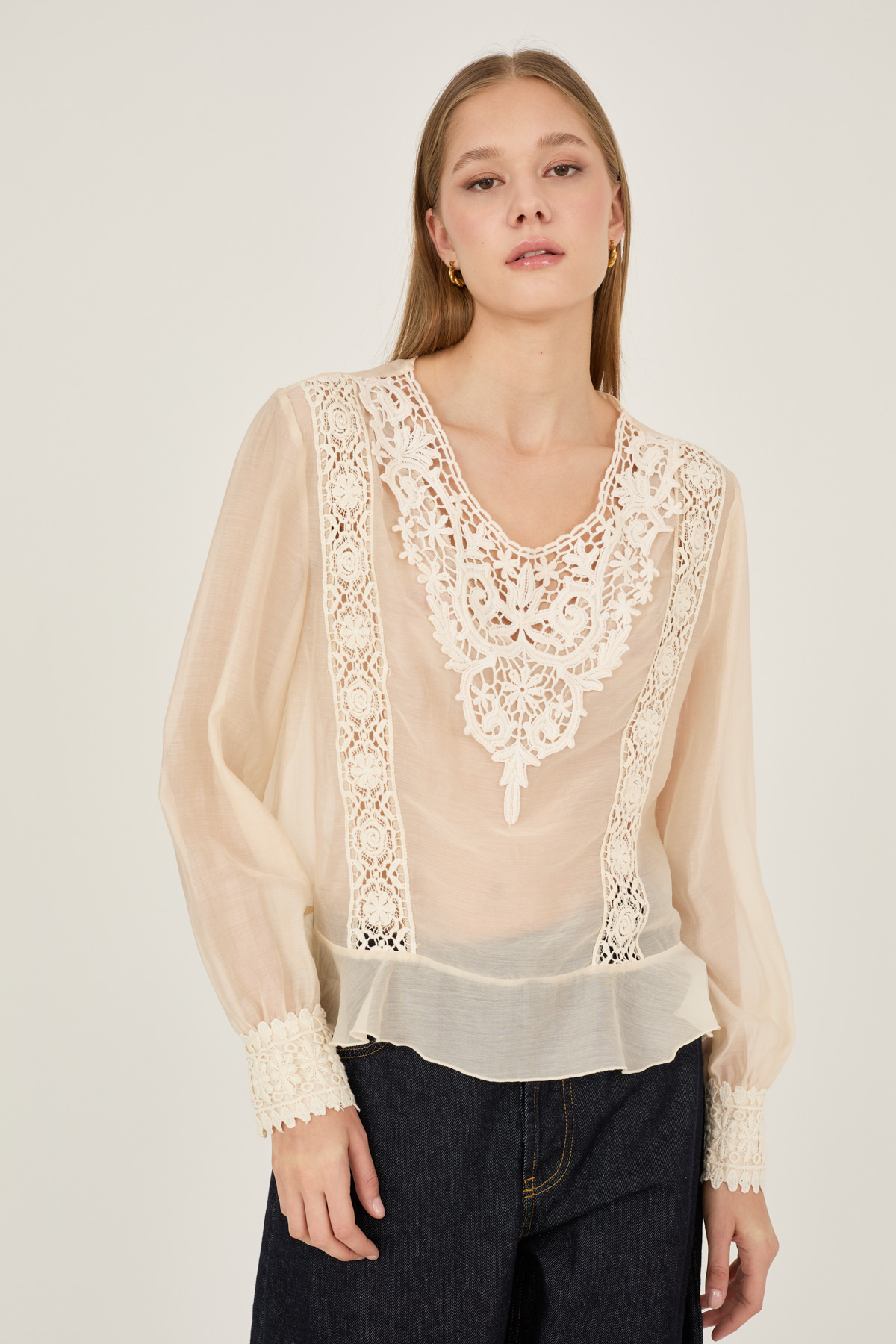 blusa-leggera-con-ricami-macrame-s39m1314-51-webd.jpg