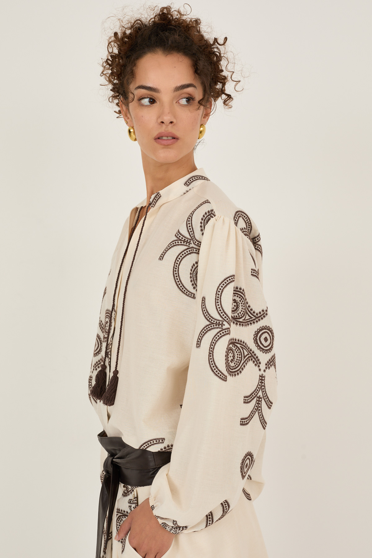 blusa-con-ricami-s39m1745-74-webout.jpg