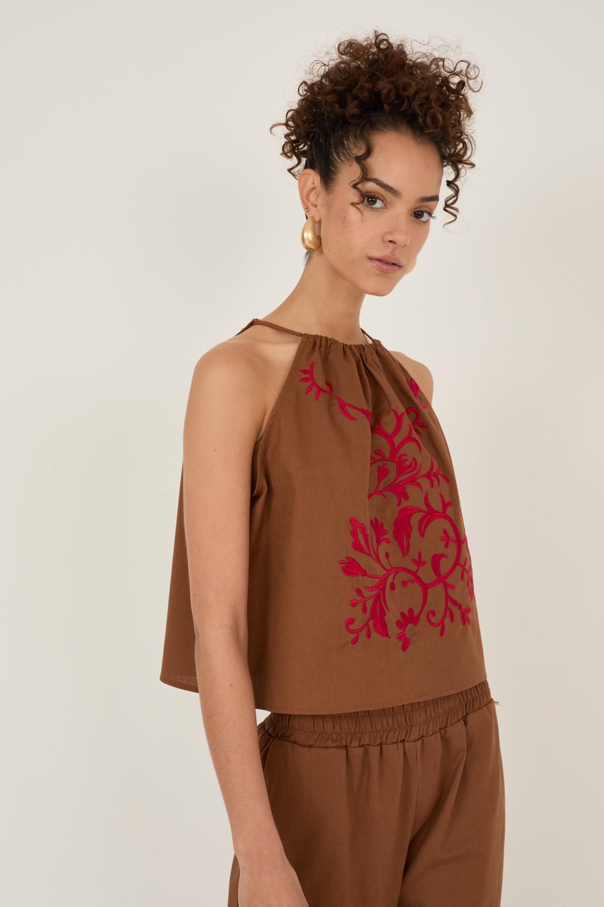 top-in-cotone-e-lino-con-ricami-m39f1754-98-weba.jpg