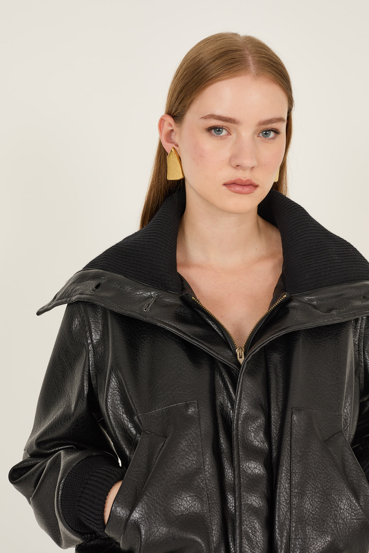 bomber-in-ecopelle-con-dettagli-in-maglia-m40f0605-01-webout.jpg