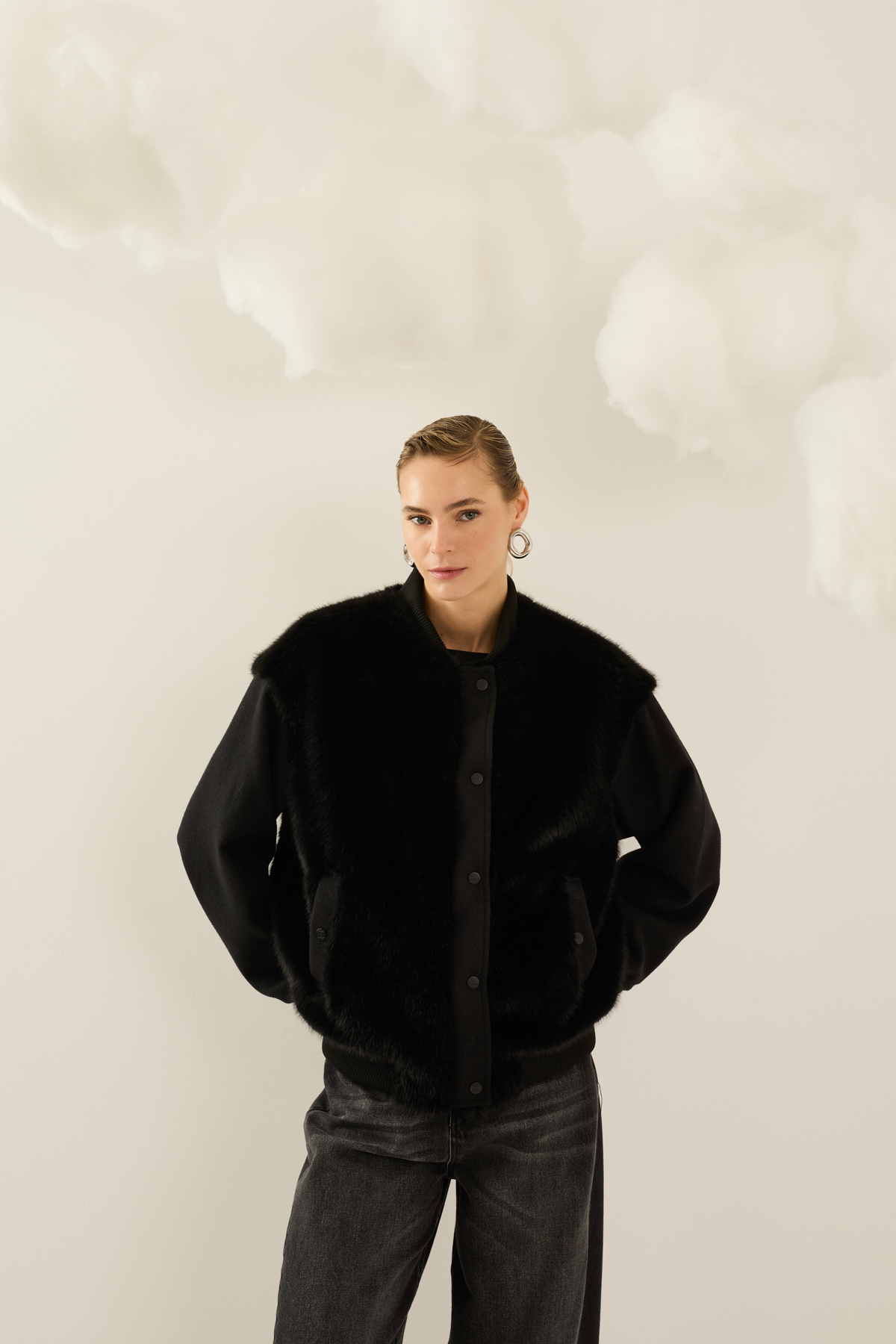 bomber-in-ecopelliccia-con-maniche-in-panno-d40v0060-01-weba.jpg
