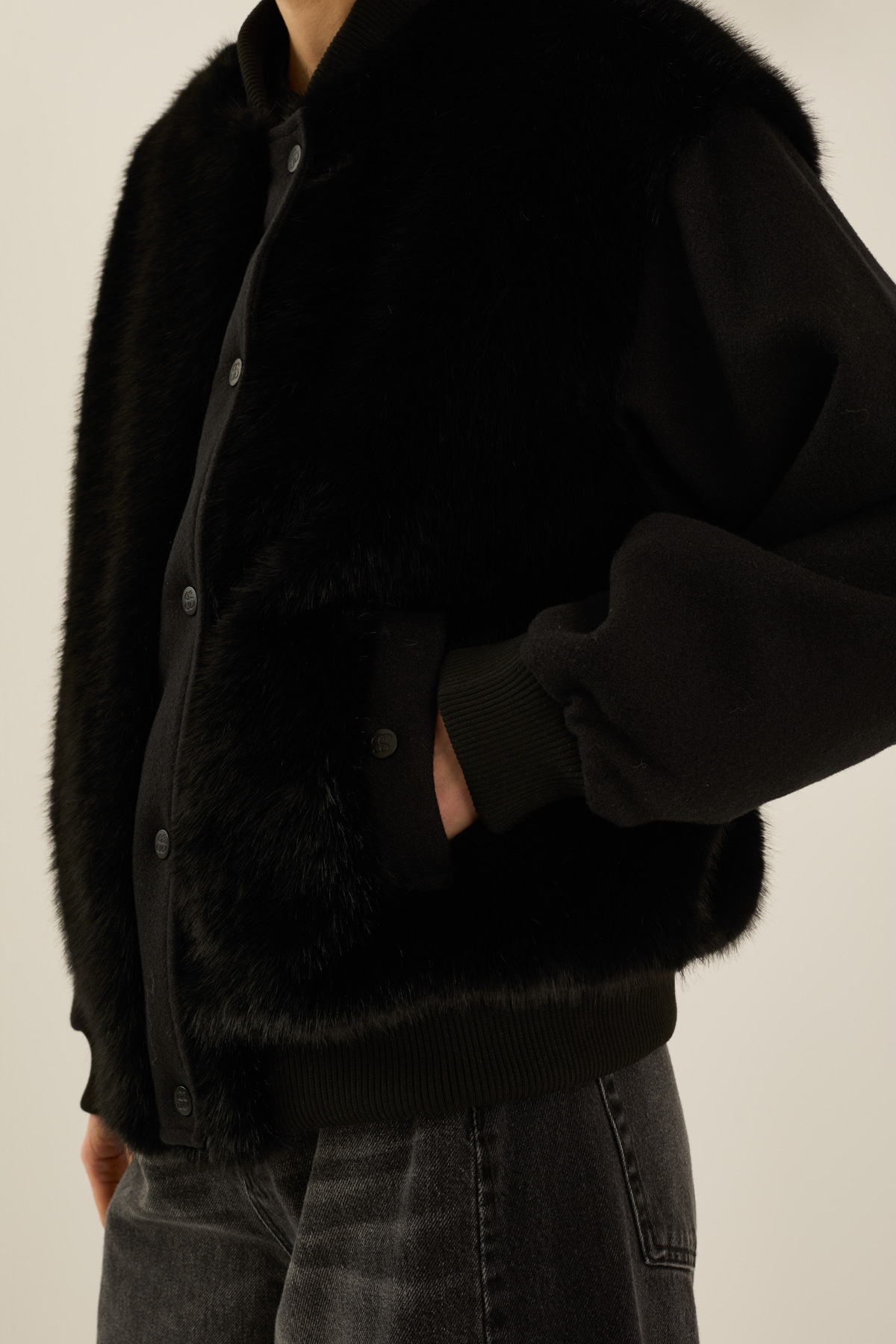 bomber-in-ecopelliccia-con-maniche-in-panno-d40v0060-01-webf.jpg