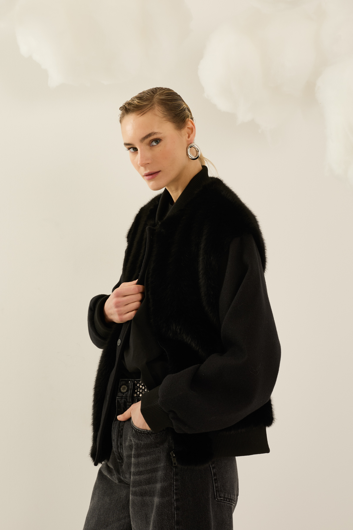 bomber-in-ecopelliccia-con-maniche-in-panno-d40v0060-01-webout.jpg