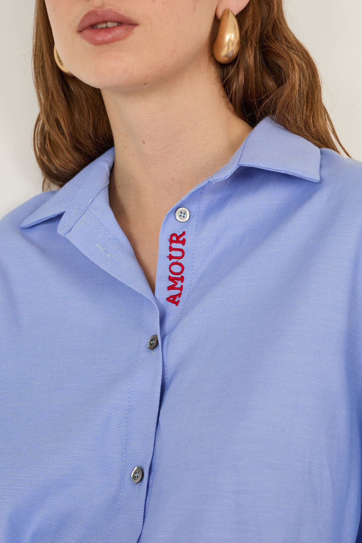 camicia-in-misto-cotone-con-ricamo-amour-d40n0610-86-webout.jpg