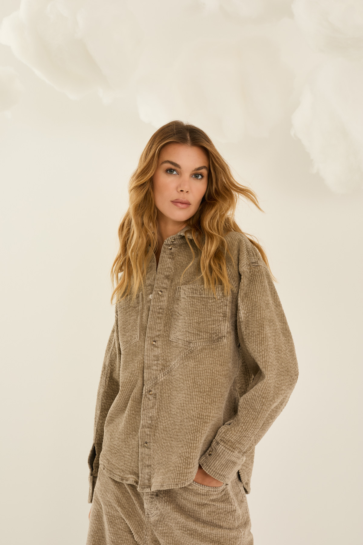 camicia-in-velluto-a-coste-m40g0015-226-weba.jpg