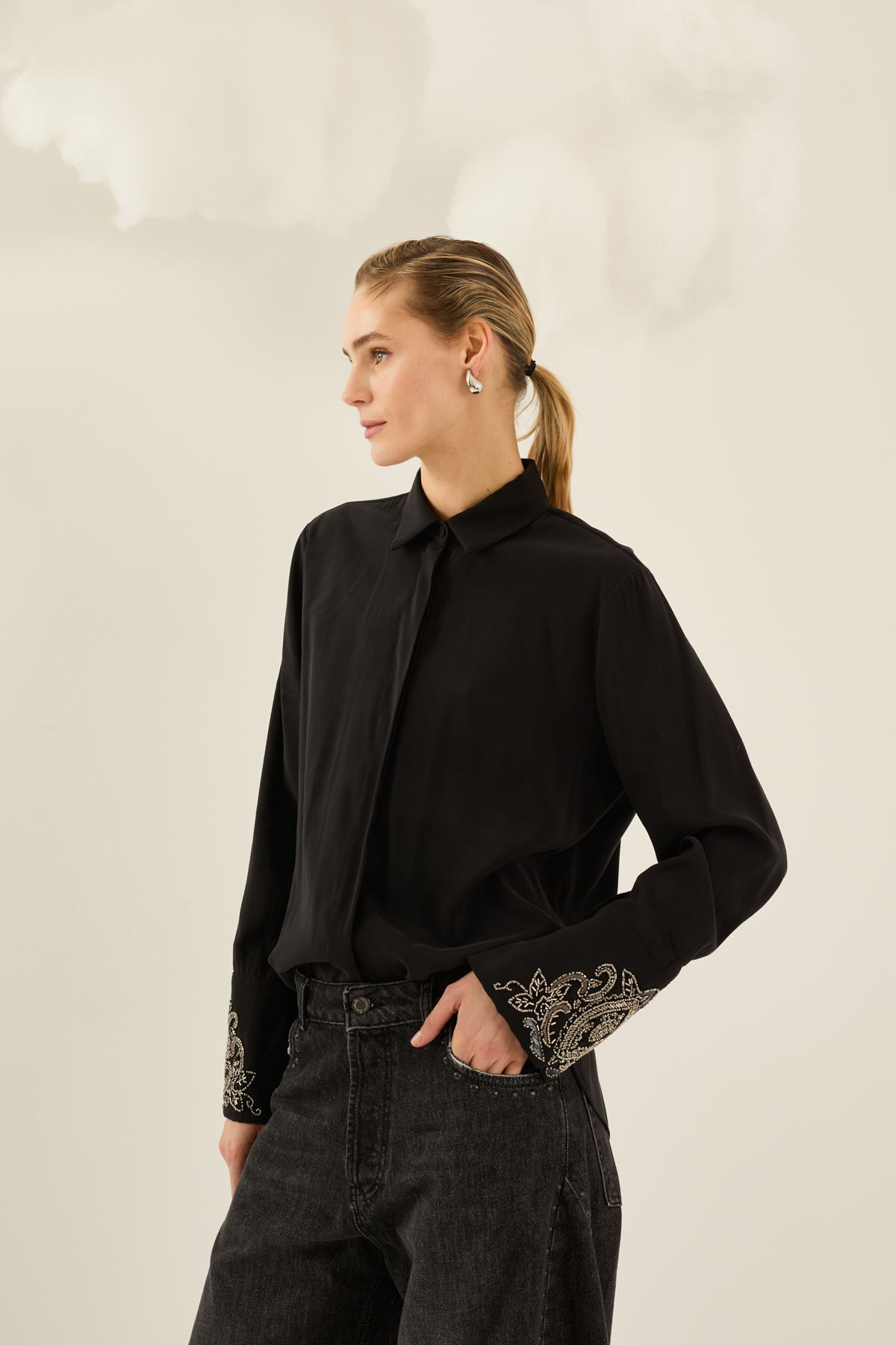 camicia-in-viscosa-con-ricami-ai-polsi-d40n0374-01-webd.jpg