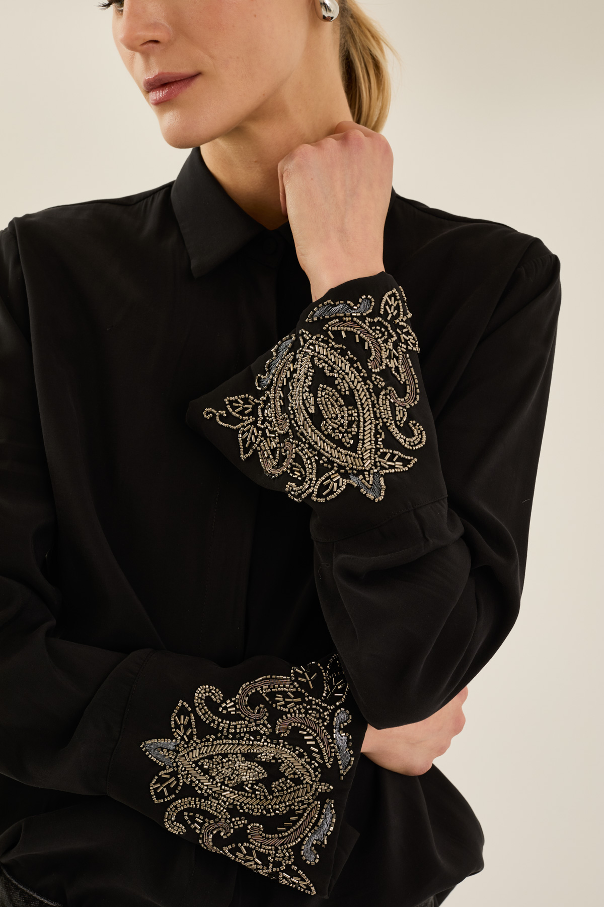 camicia-in-viscosa-con-ricami-ai-polsi-d40n0374-01-webf.jpg