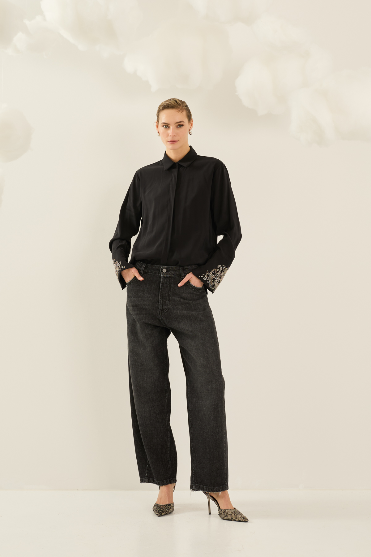 camicia-in-viscosa-con-ricami-ai-polsi-d40n0374-01-webout.jpg