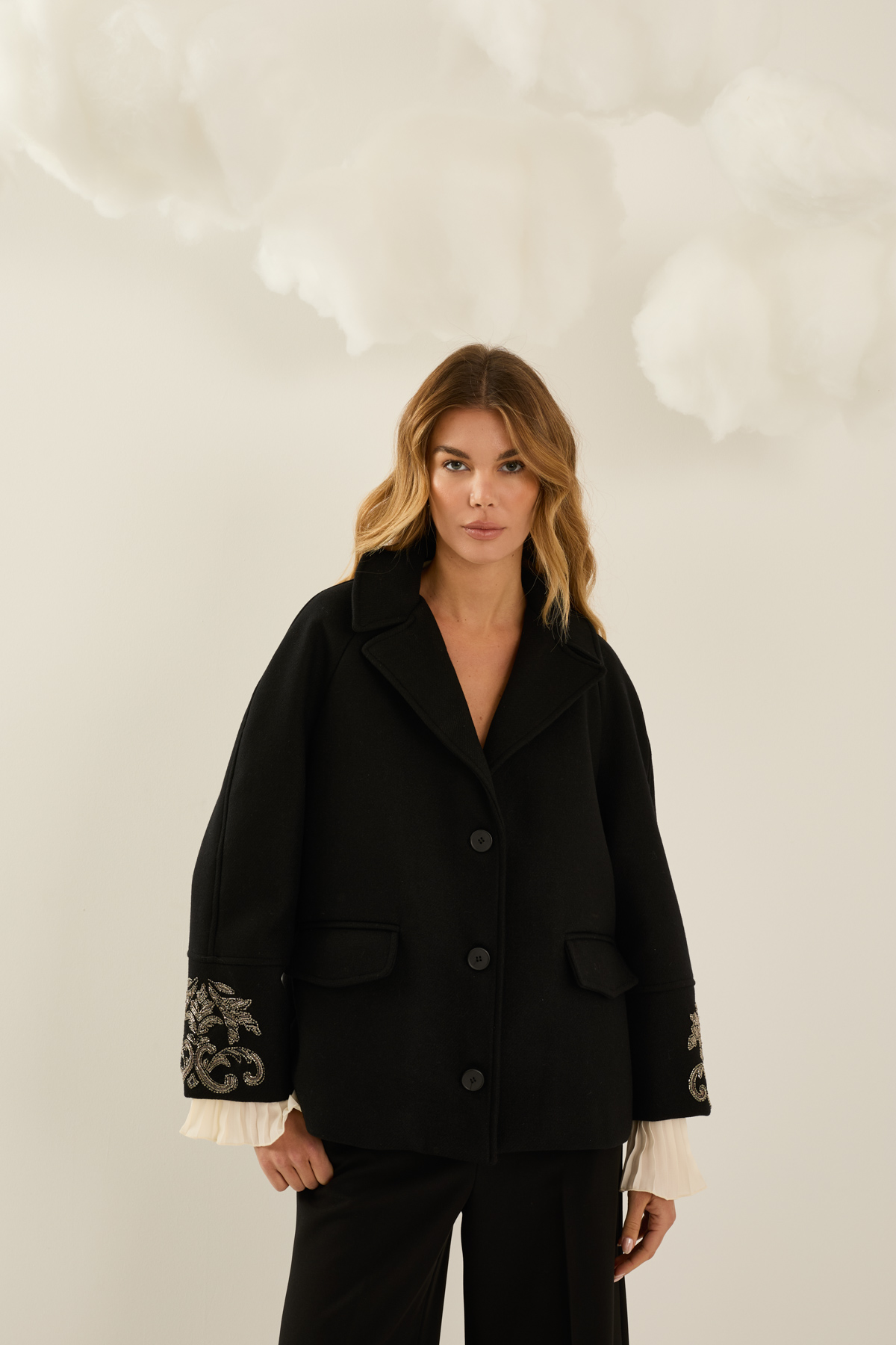 cappotto-con-dettaglio-ricamo-ai-polsi-d40n0406-01-webd.jpg