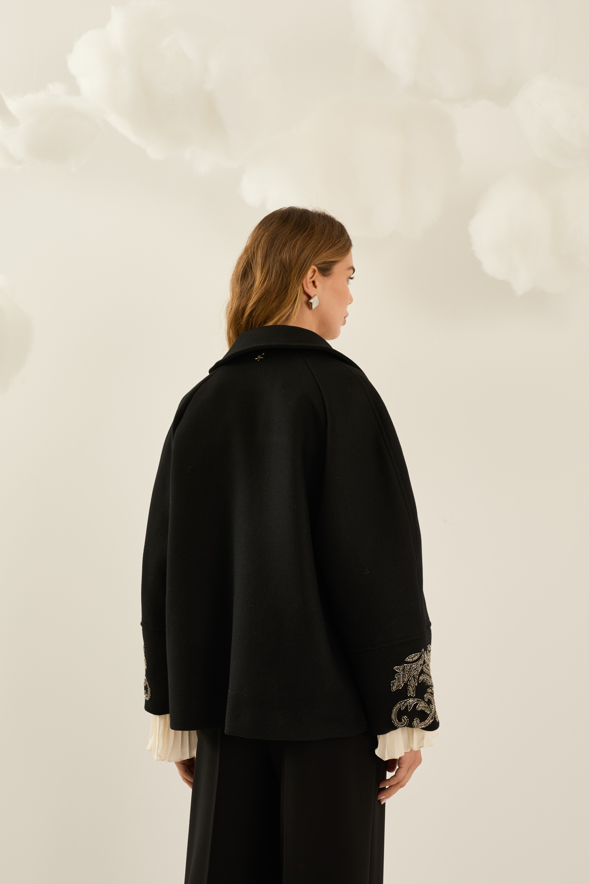 cappotto-con-dettaglio-ricamo-ai-polsi-d40n0406-01-webf.jpg