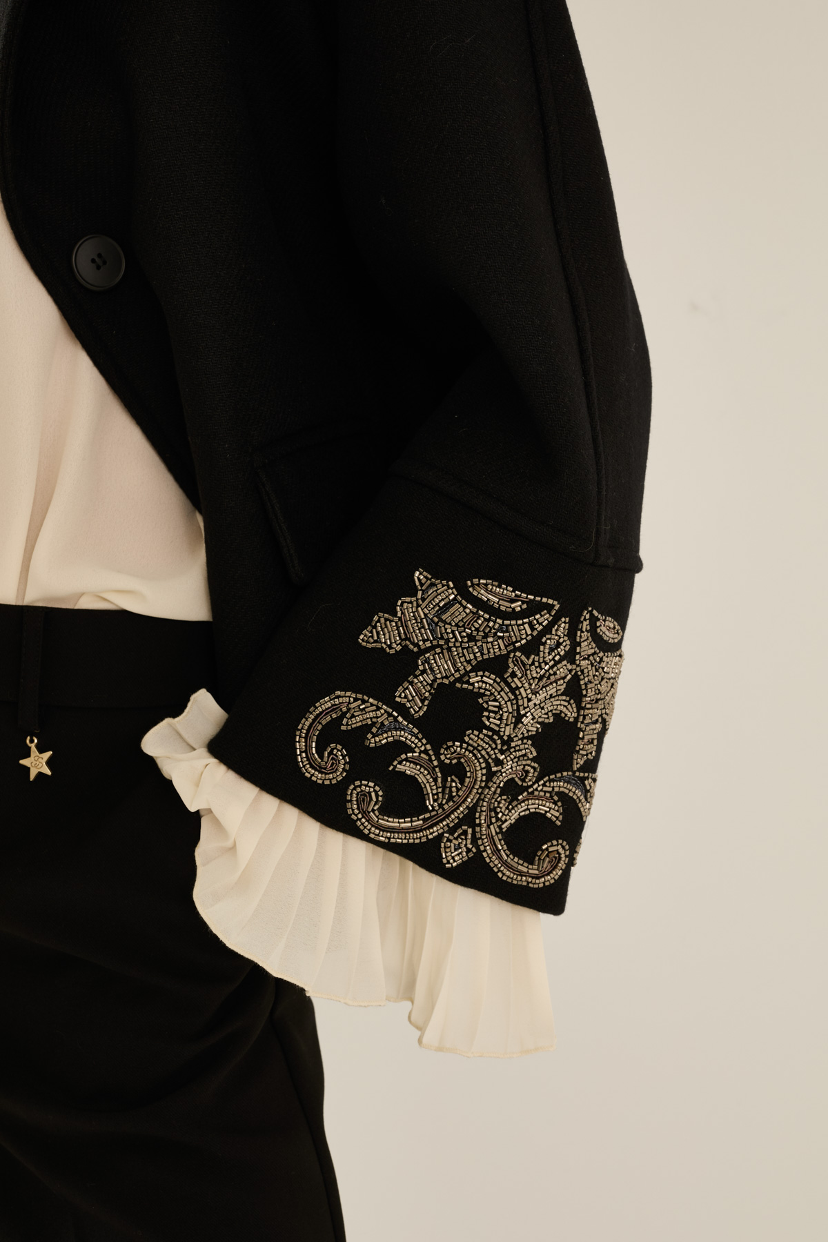 cappotto-con-dettaglio-ricamo-ai-polsi-d40n0406-01-webl.jpg