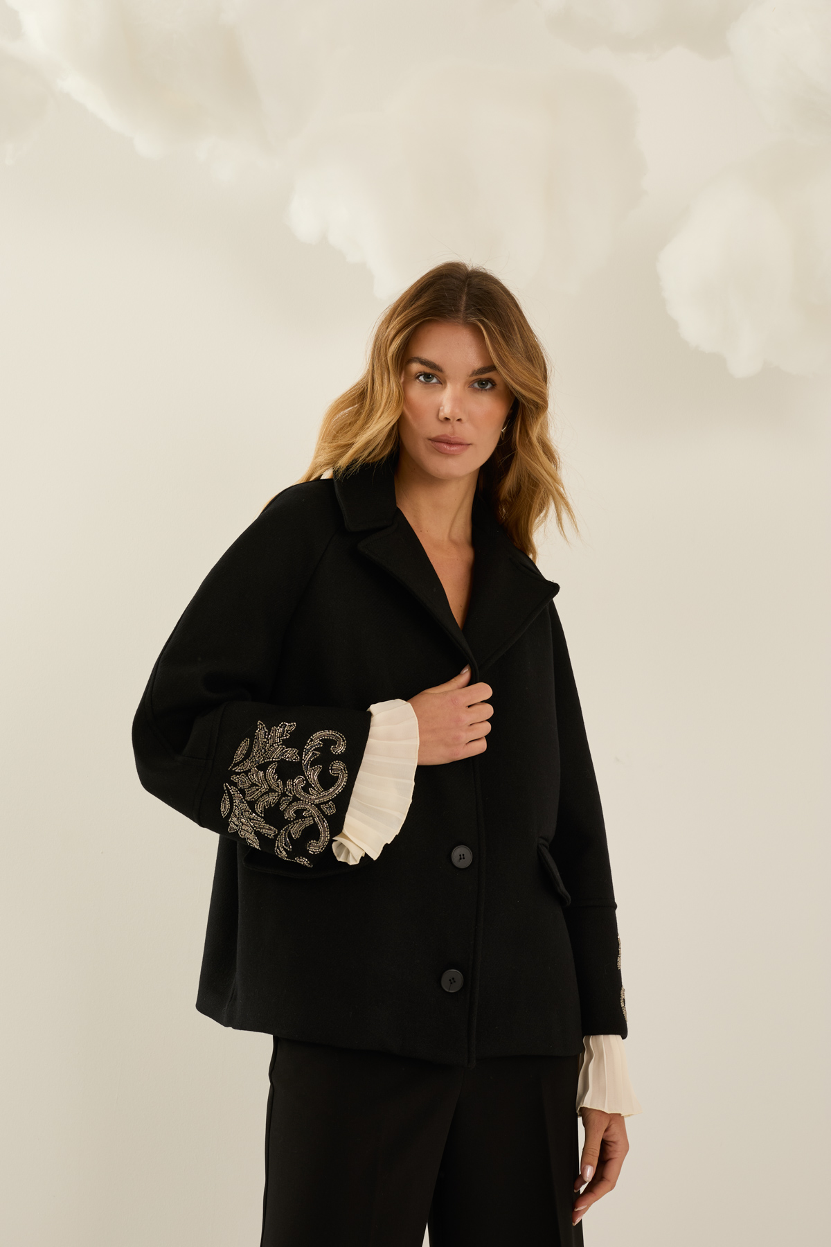 cappotto-con-dettaglio-ricamo-ai-polsi-d40n0406-01-webout.jpg