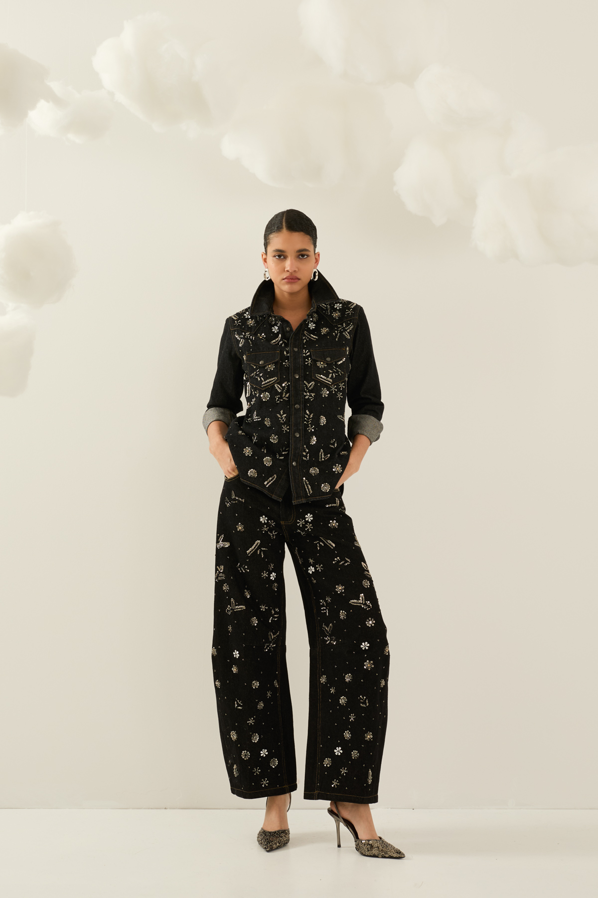 denim-con-strass-x40k0286-11-weba.jpg