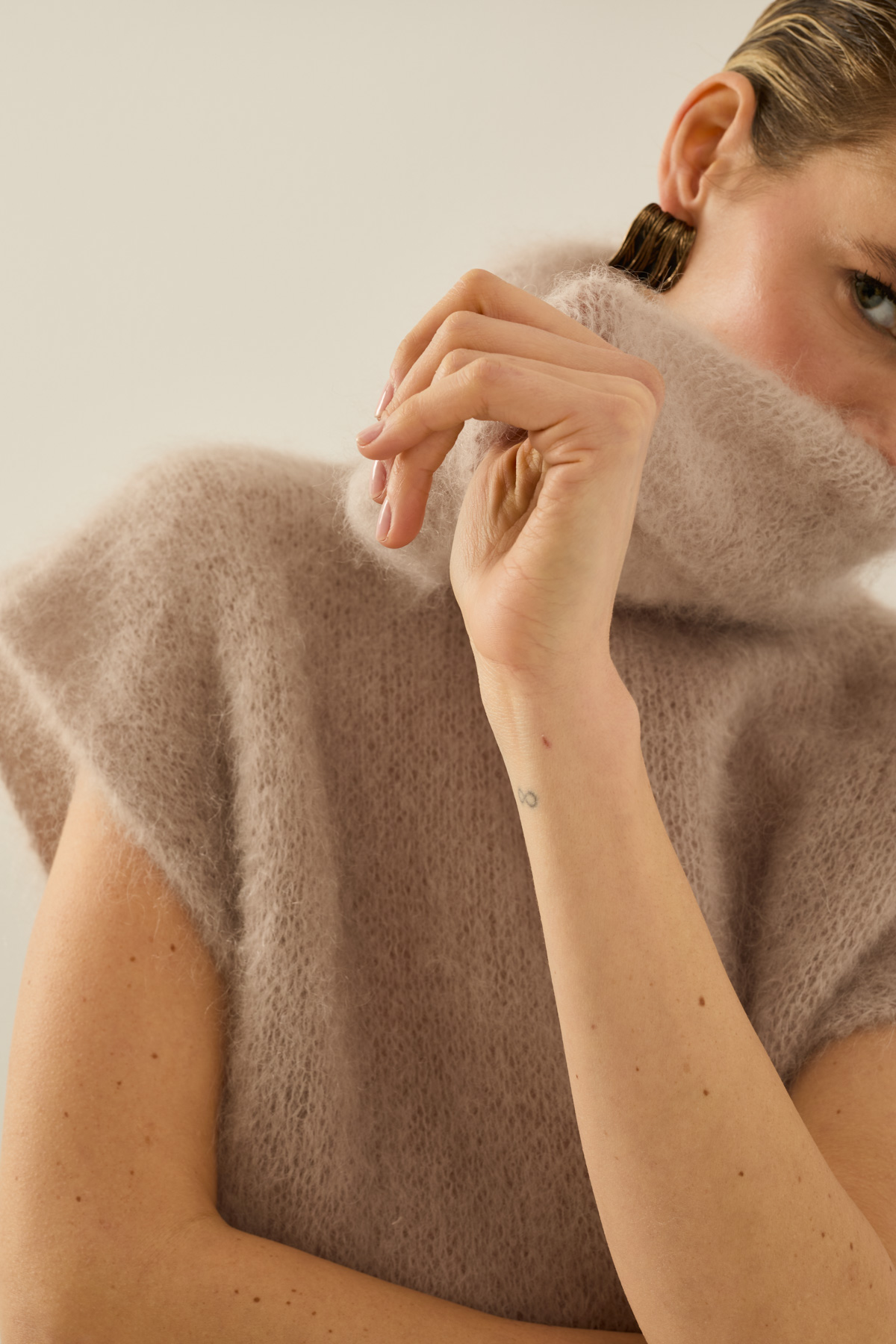 maglia-in-mohair-con-collo-a-cratere-c40l0279-226-webf.jpg