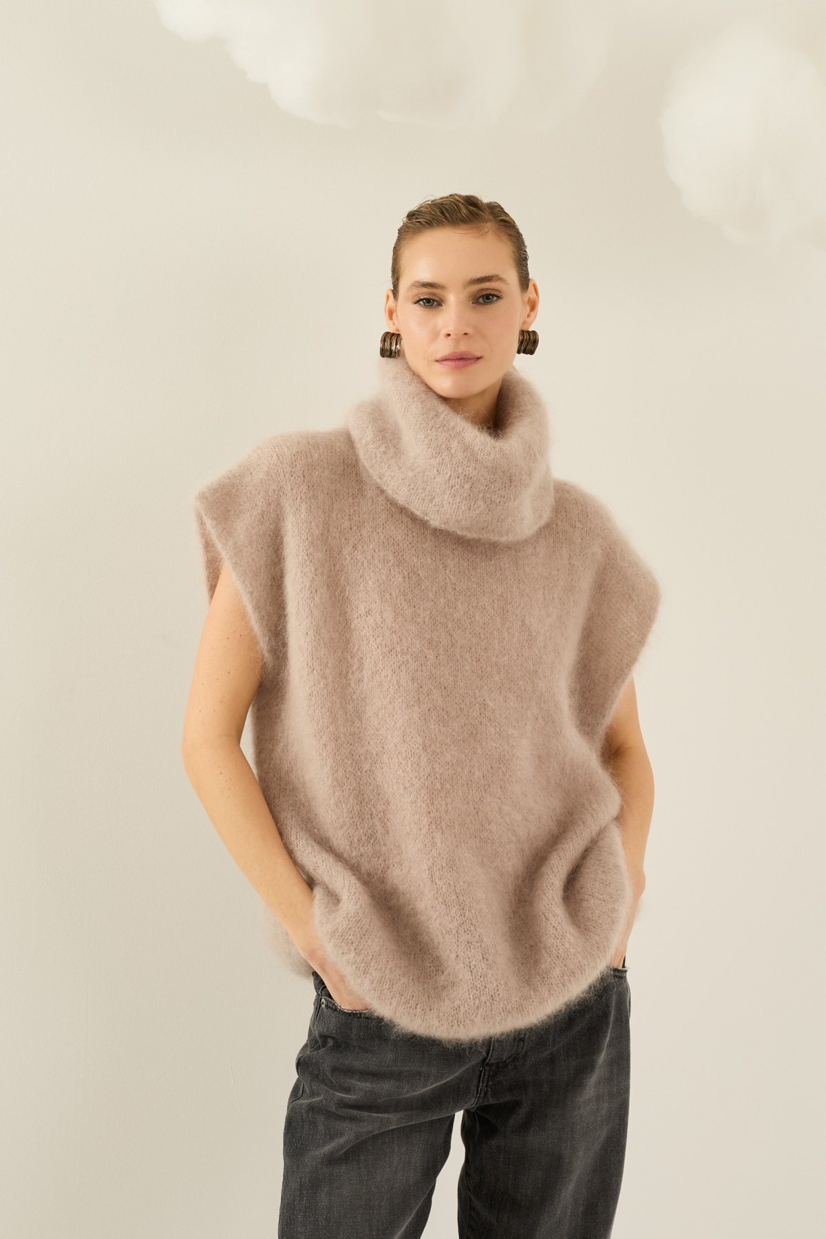 maglia-in-mohair-con-collo-a-cratere-c40l0279-226-webout.jpg