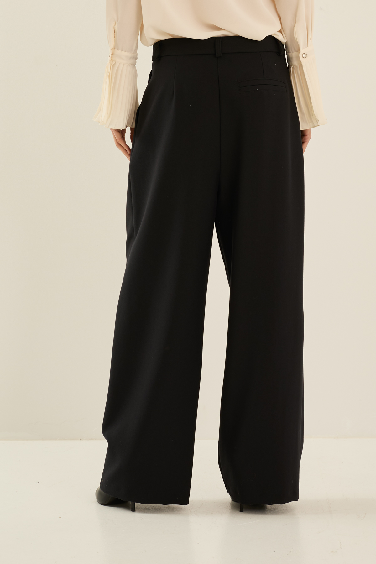pantalone-a-palazzo-con-pinces-f40x0227-01-webf.jpg