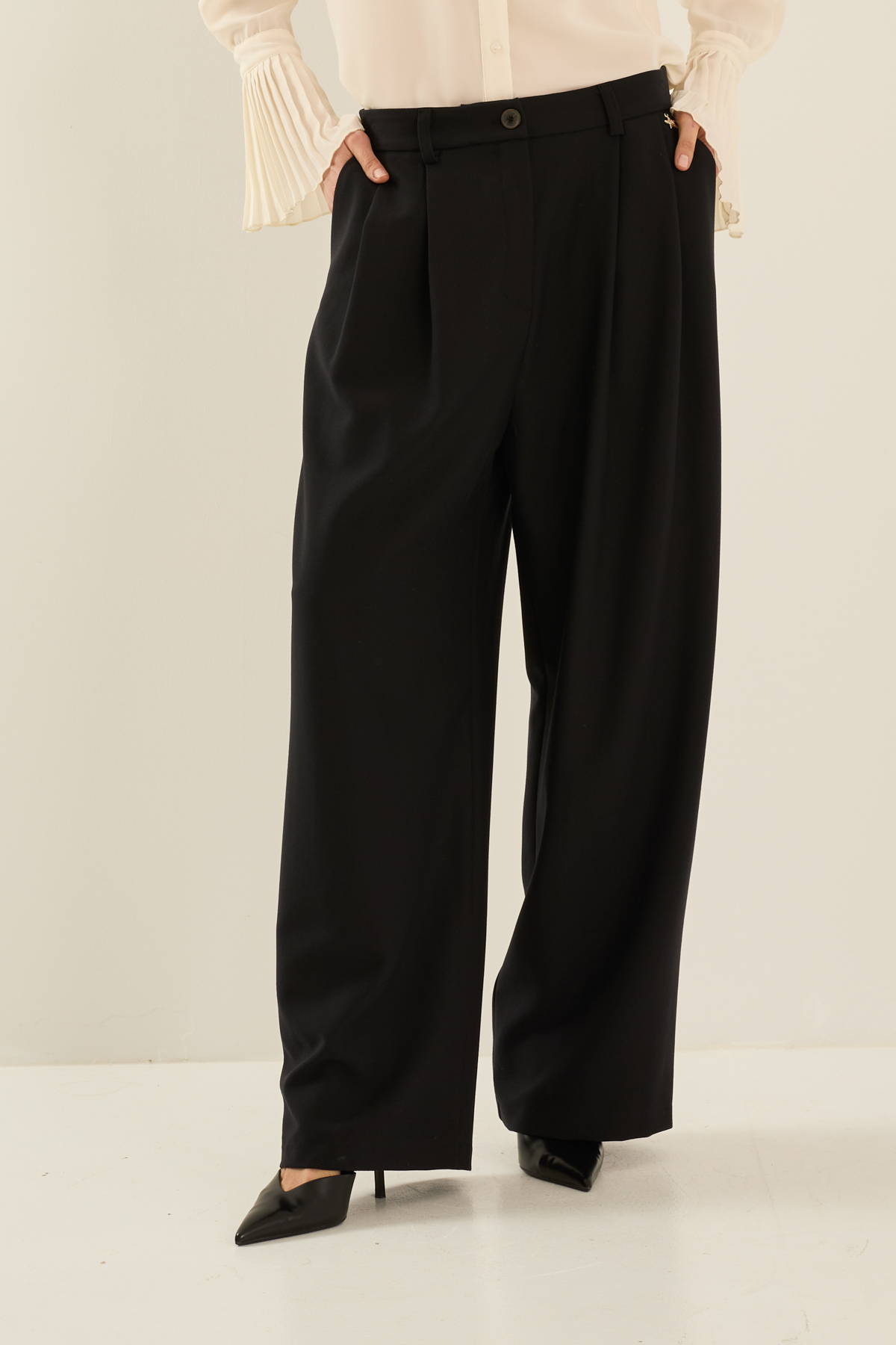 pantalone-a-palazzo-con-pinces-f40x0227-01-webout.jpg