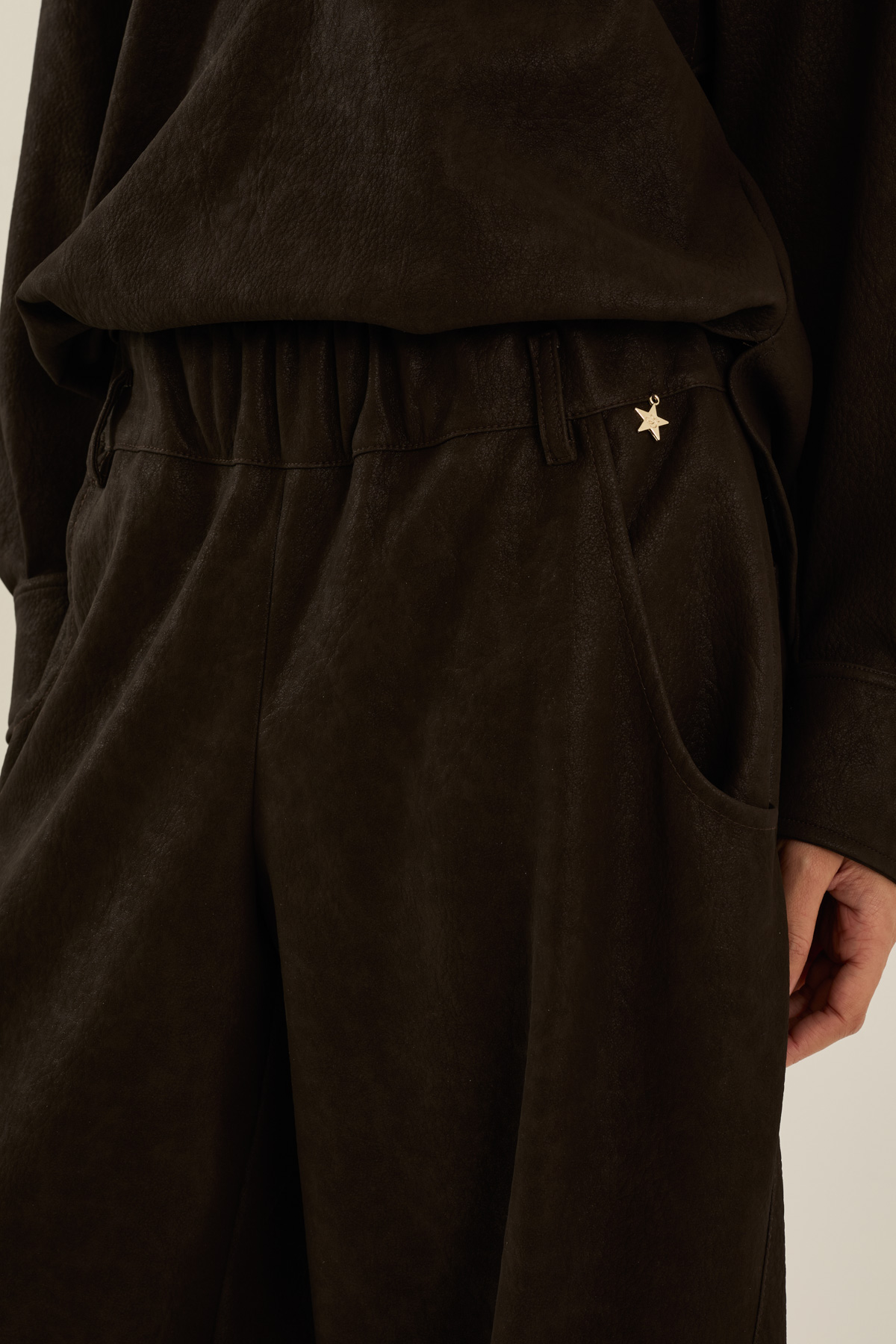 pantalone-in-ecopelle-con-tasche-m40f0175-07-webf.jpg