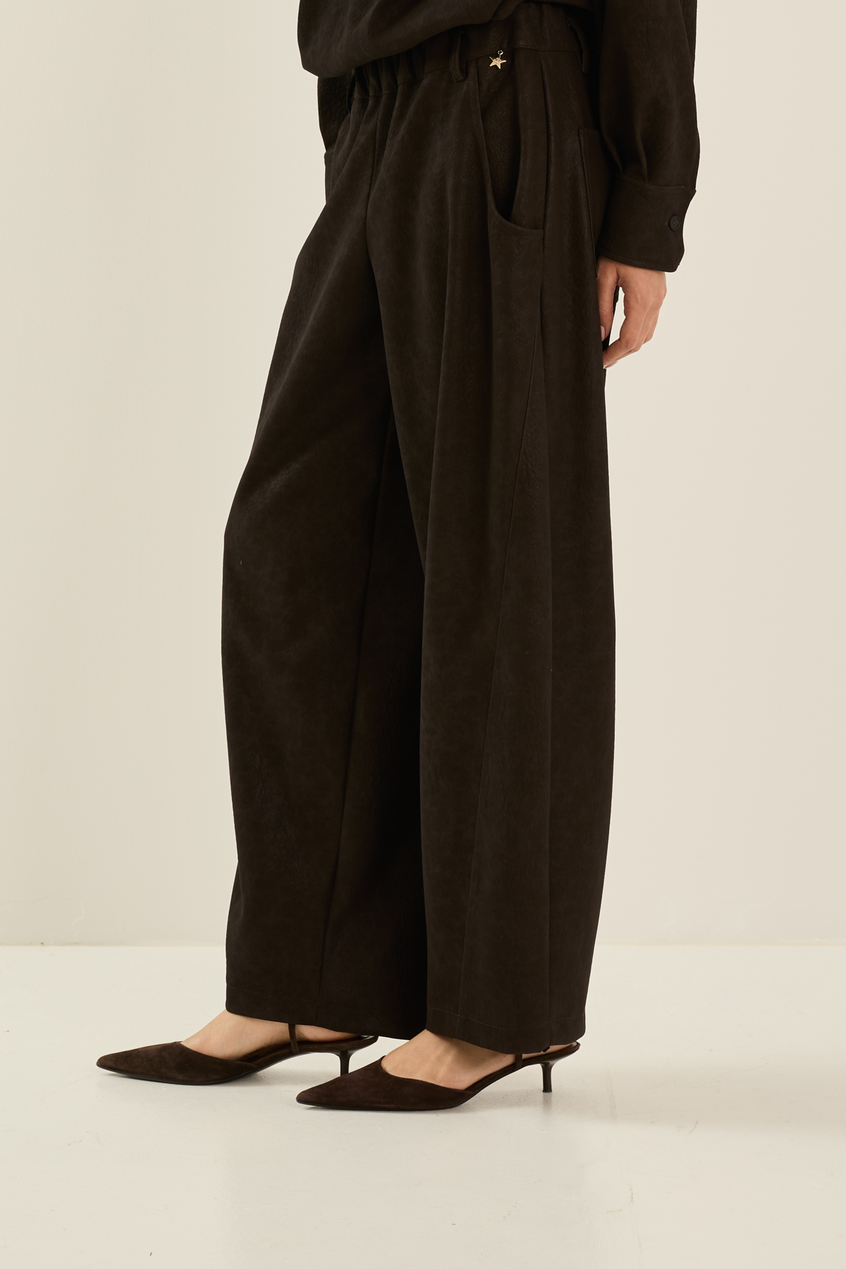 pantalone-in-ecopelle-con-tasche-m40f0175-07-webl.jpg
