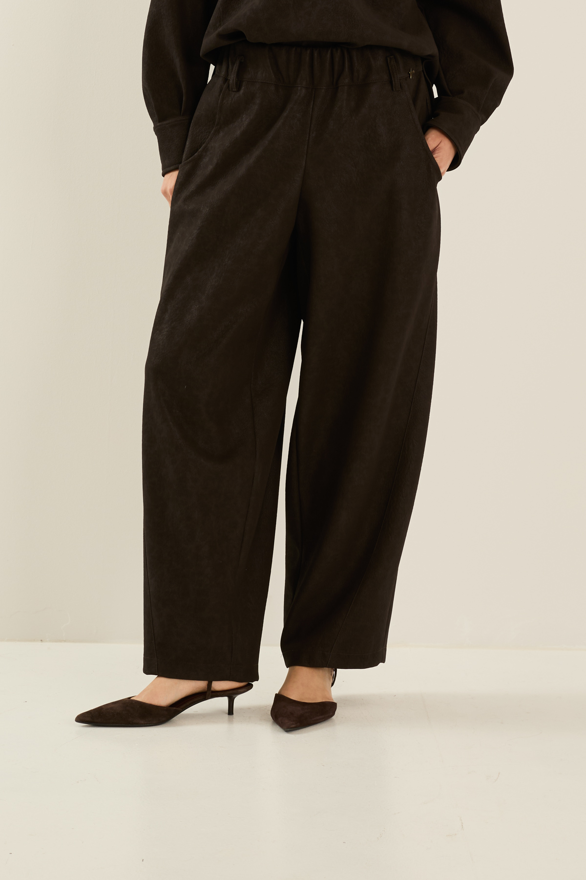 pantalone-in-ecopelle-con-tasche-m40f0175-07-webout.jpg
