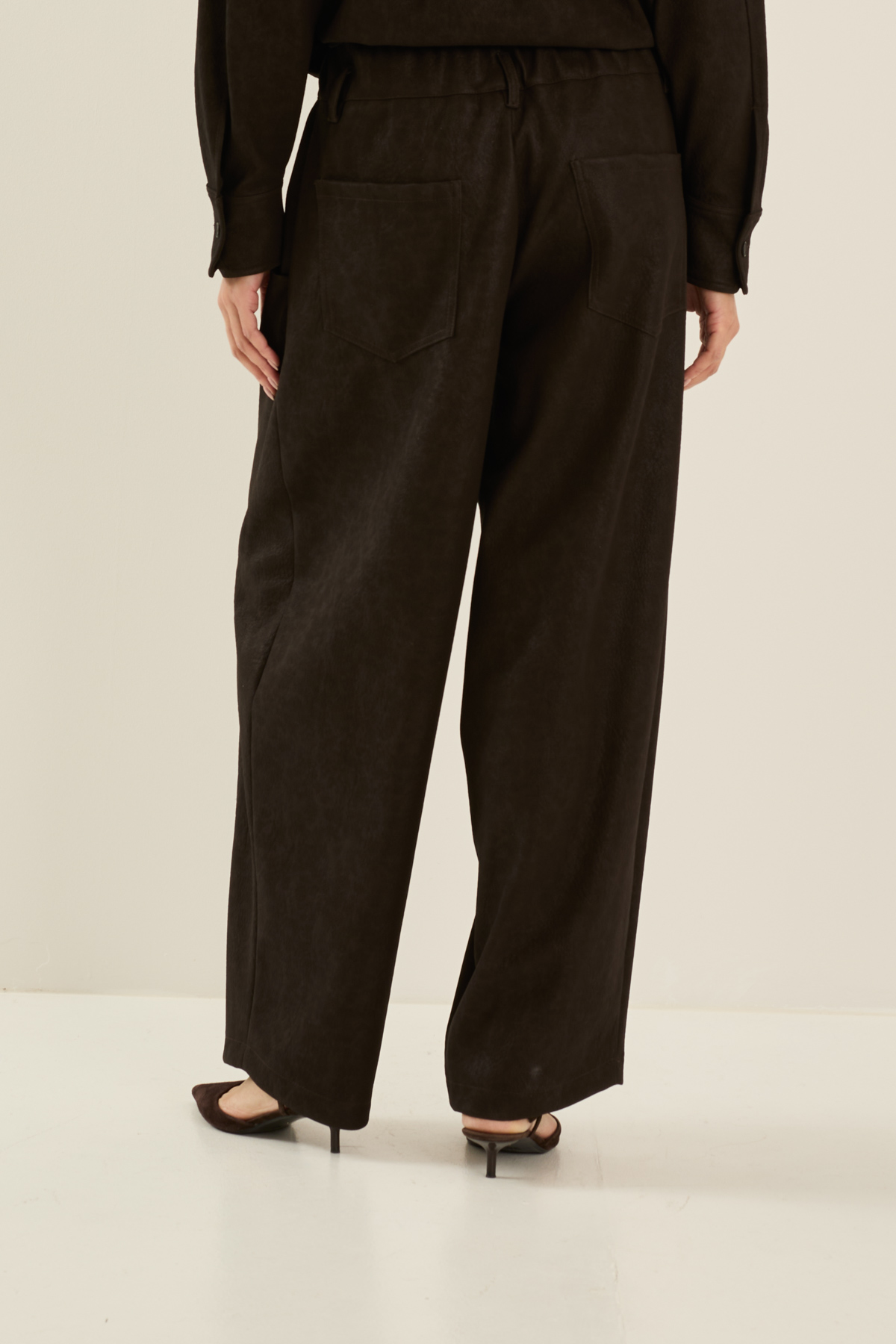 pantalone-in-ecopelle-con-tasche-m40f0175-07-webr.jpg