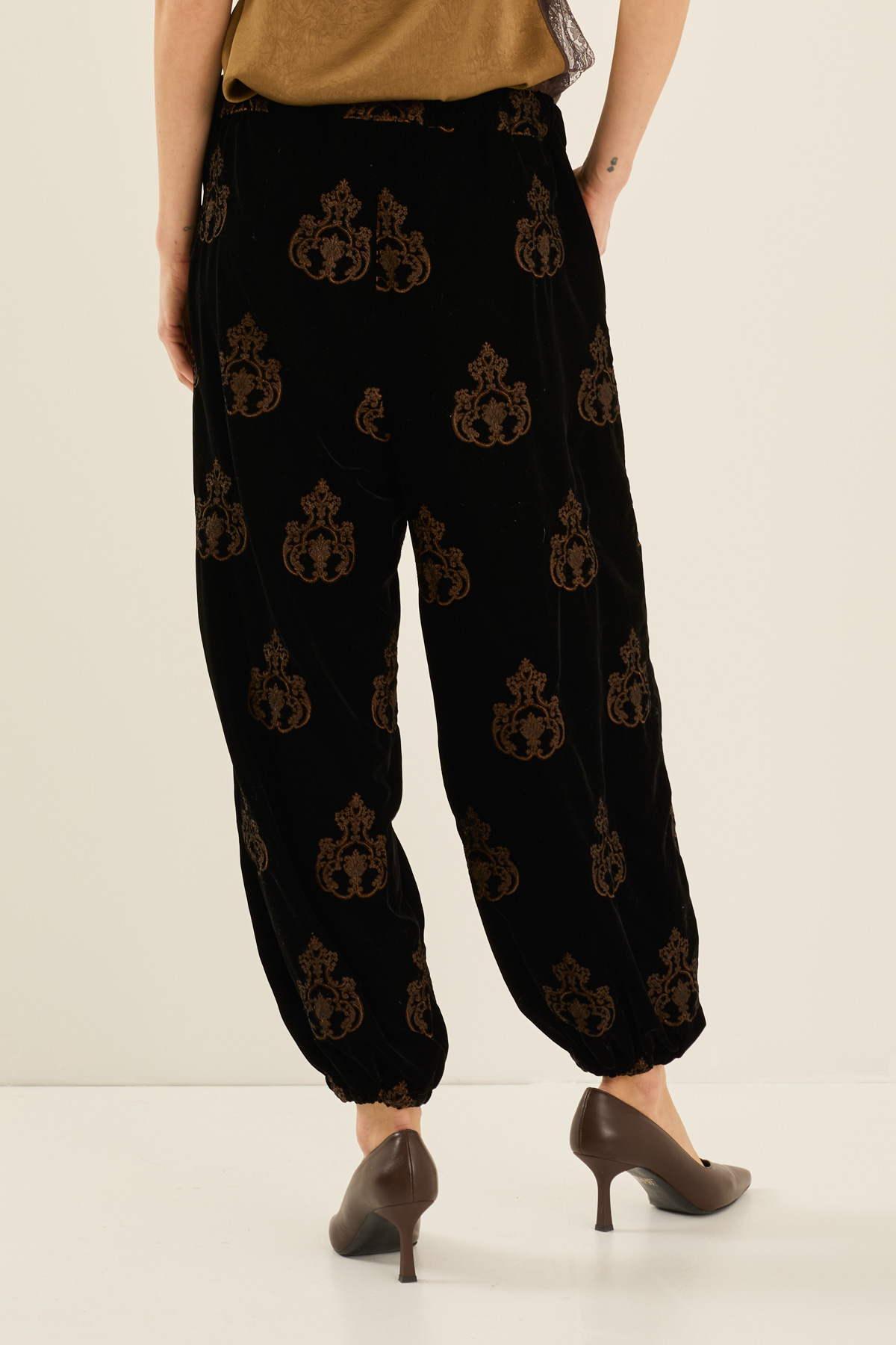 pantalone-in-velluto-s40m0079-01-webf.jpg