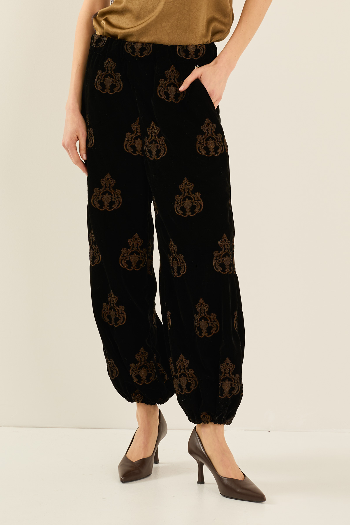 pantalone-in-velluto-s40m0079-01-webout.jpg