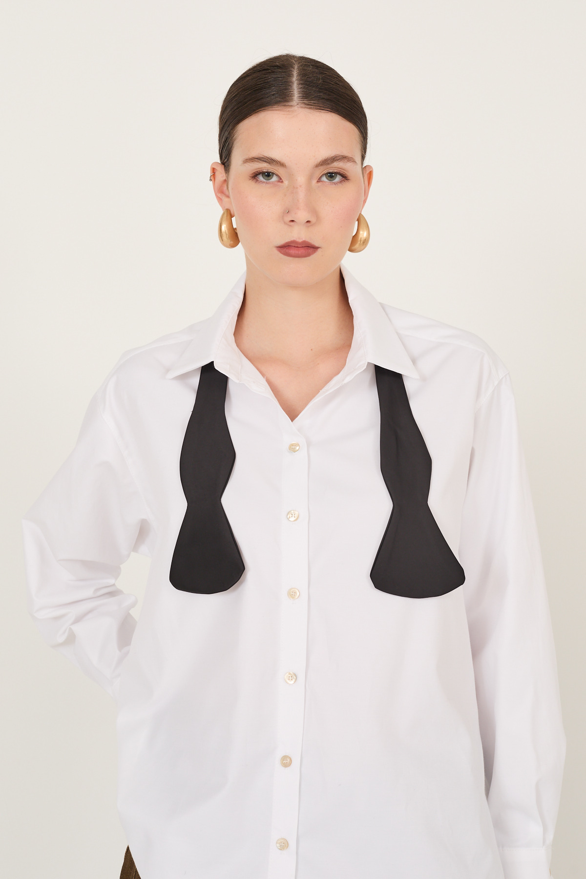 camicia-con-applicazioni-f40x1078-02-webout.jpg