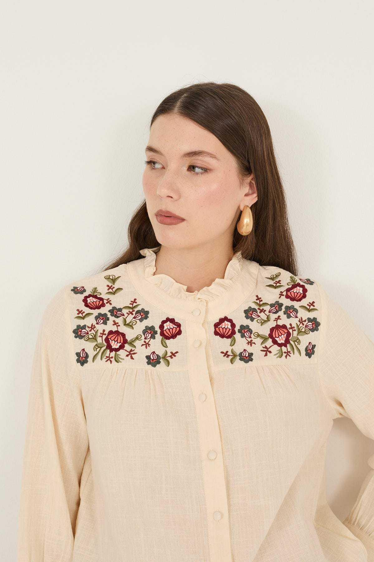 camicia-in-cotone-con-ricami-d40v0856-74-webout.jpg