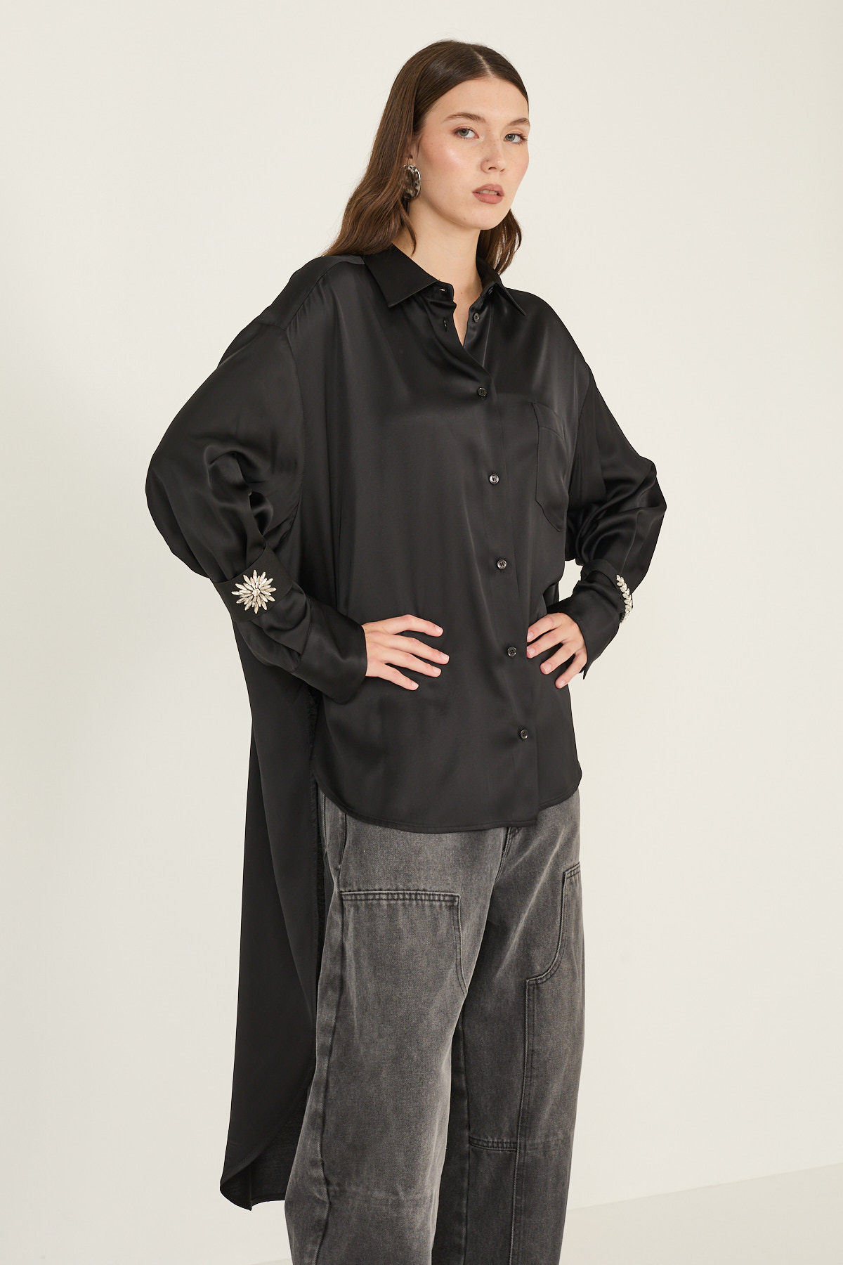 camicia-in-raso-di-viscosa-con-dettaglio-elastici-strass-w40s0521-01-webout.jpg