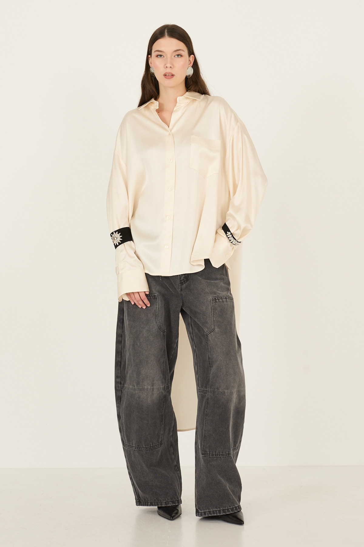 camicia-in-raso-di-viscosa-con-dettaglio-elastici-strass-w40s0521-229-webd.jpg