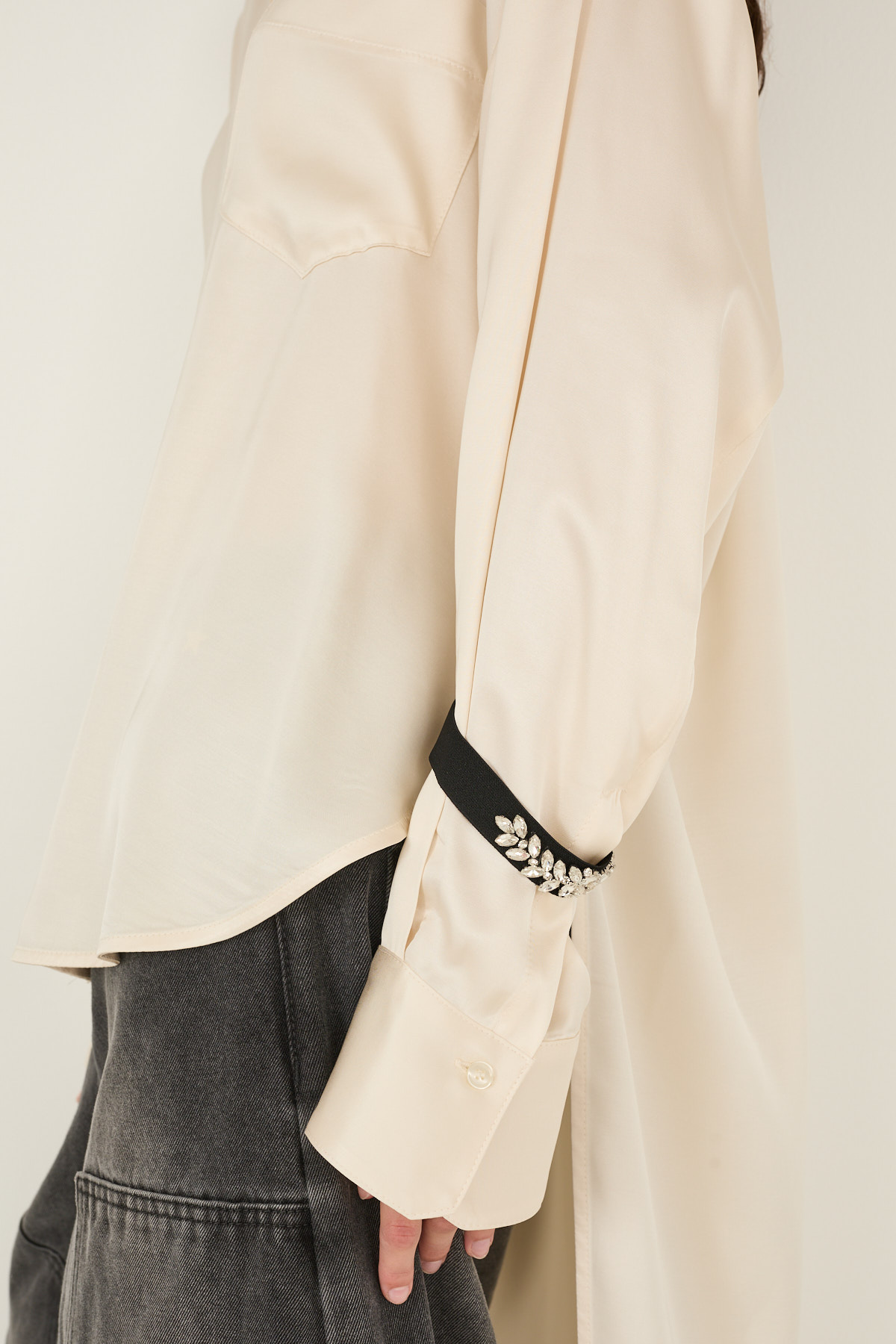 camicia-in-raso-di-viscosa-con-dettaglio-elastici-strass-w40s0521-229-webf.jpg