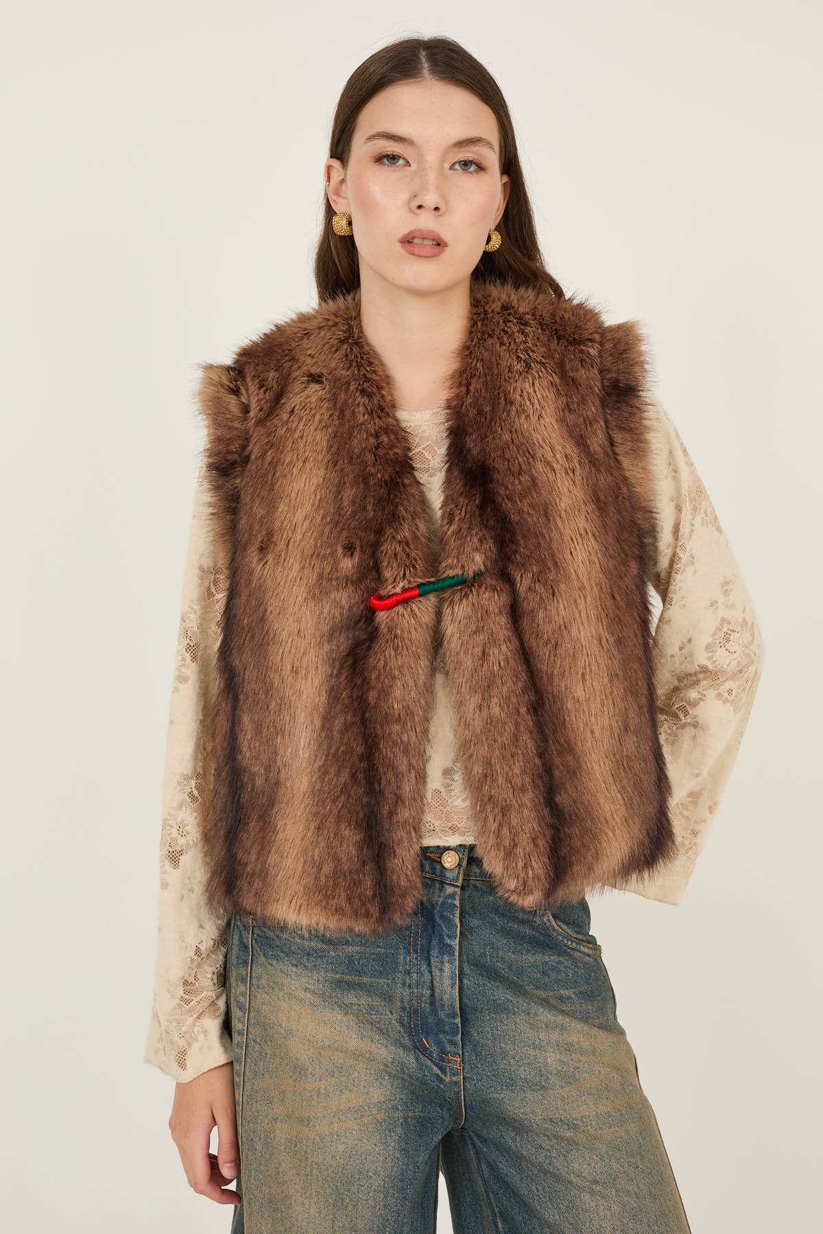 gilet-smanicato-in-ecopelliccia-f40x0900-34-weba.jpg