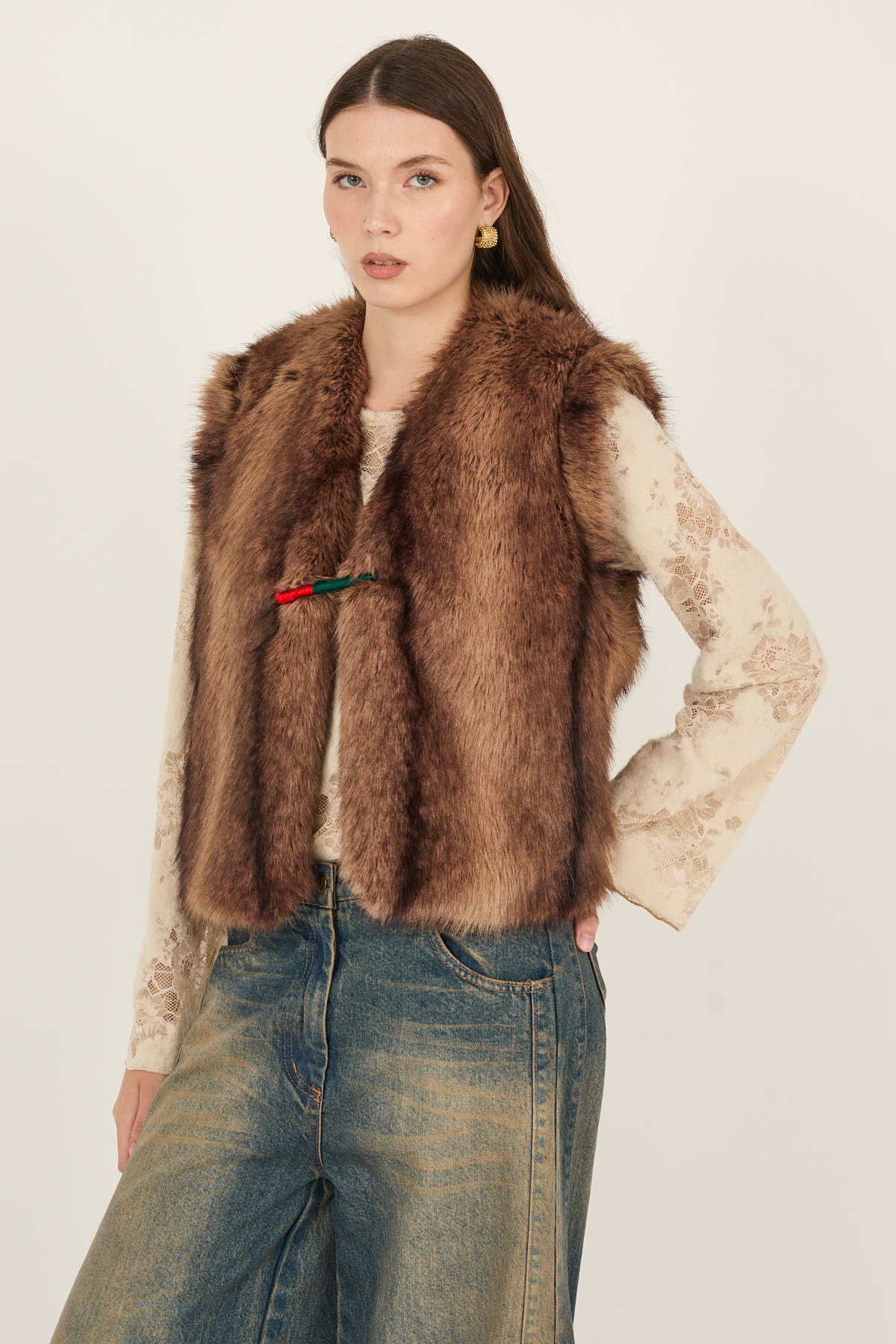 gilet-smanicato-in-ecopelliccia-f40x0900-34-webout.jpg
