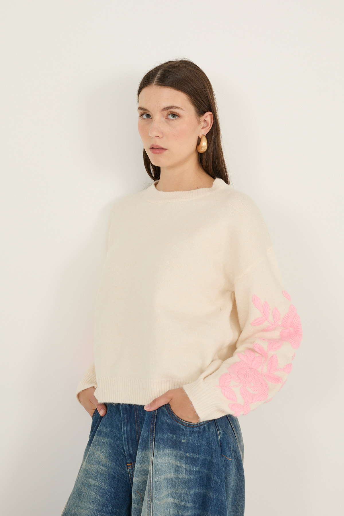 maglia-con-ricami-d40v0768-24-webout.jpg