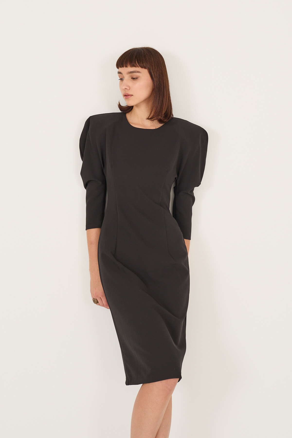 abito-elegante-con-maxi-spalle-f40x1136-01-weba.jpg