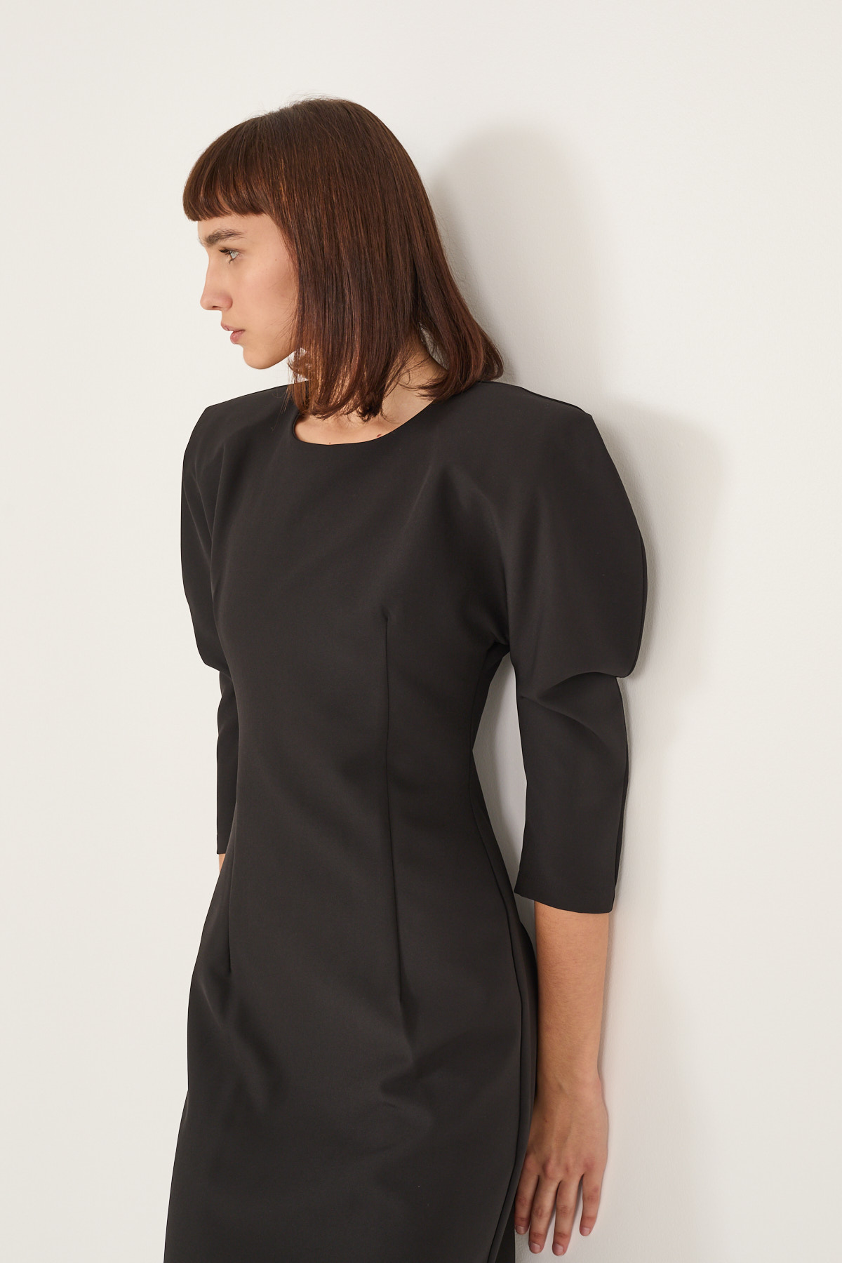 abito-elegante-con-maxi-spalle-f40x1136-01-webd.jpg