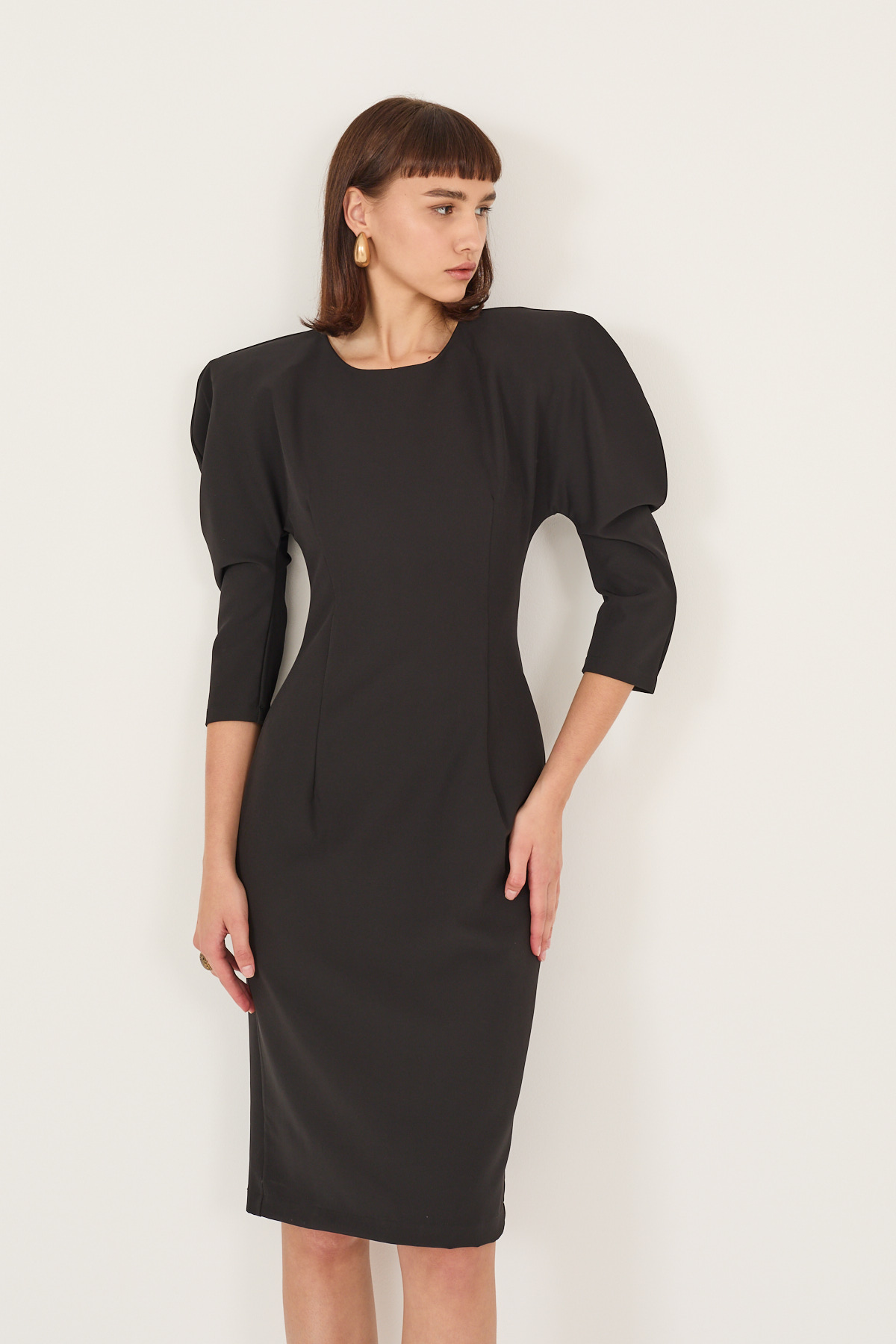 abito-elegante-con-maxi-spalle-f40x1136-01-webout.jpg