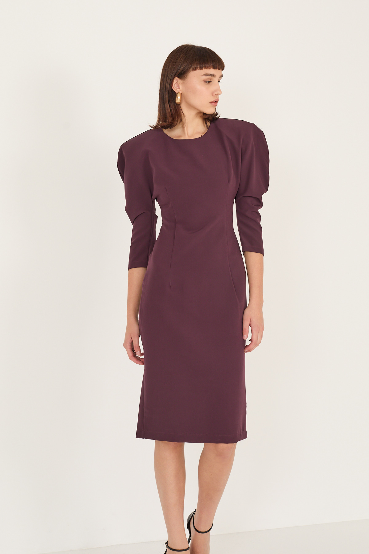 abito-elegante-con-maxi-spalle-f40x1136-128-weba.jpg