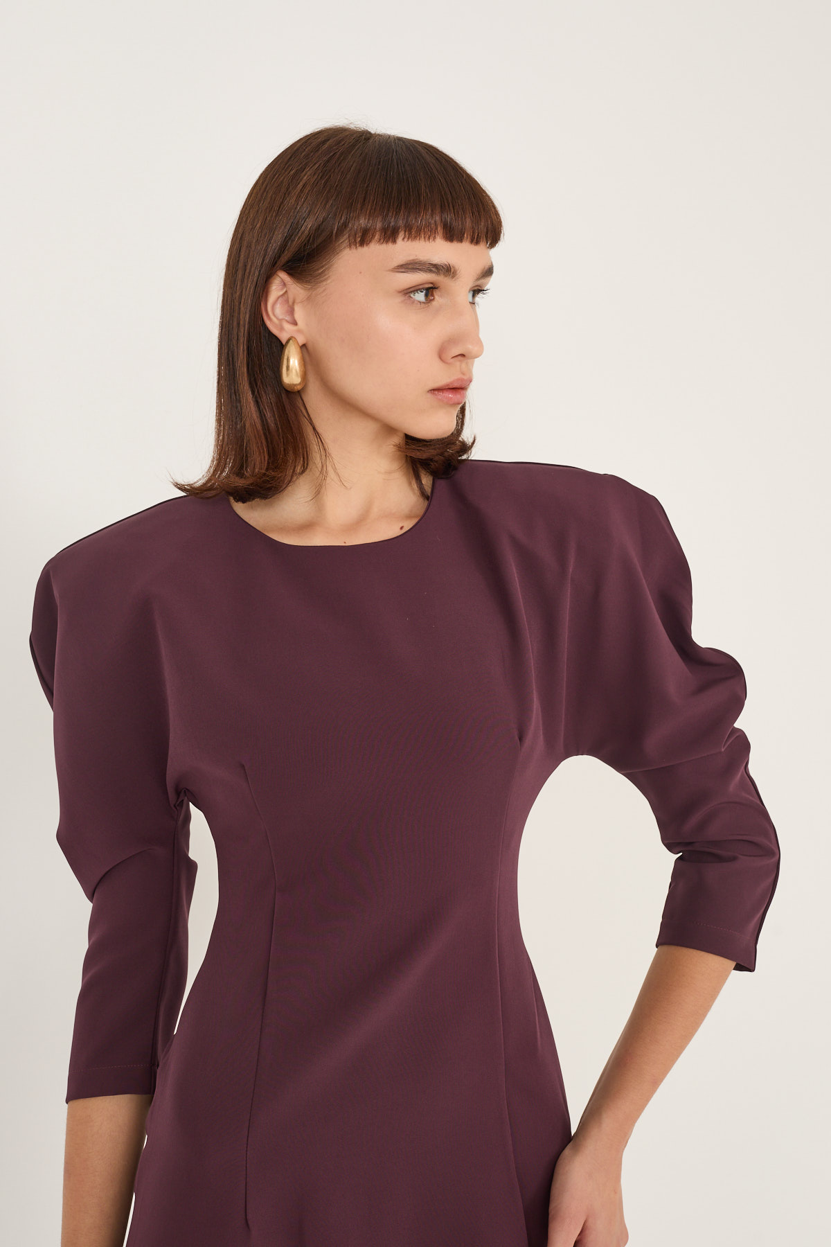 abito-elegante-con-maxi-spalle-f40x1136-128-webd.jpg