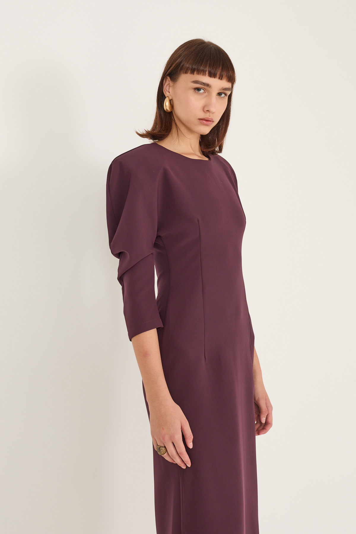 abito-elegante-con-maxi-spalle-f40x1136-128-webout.jpg