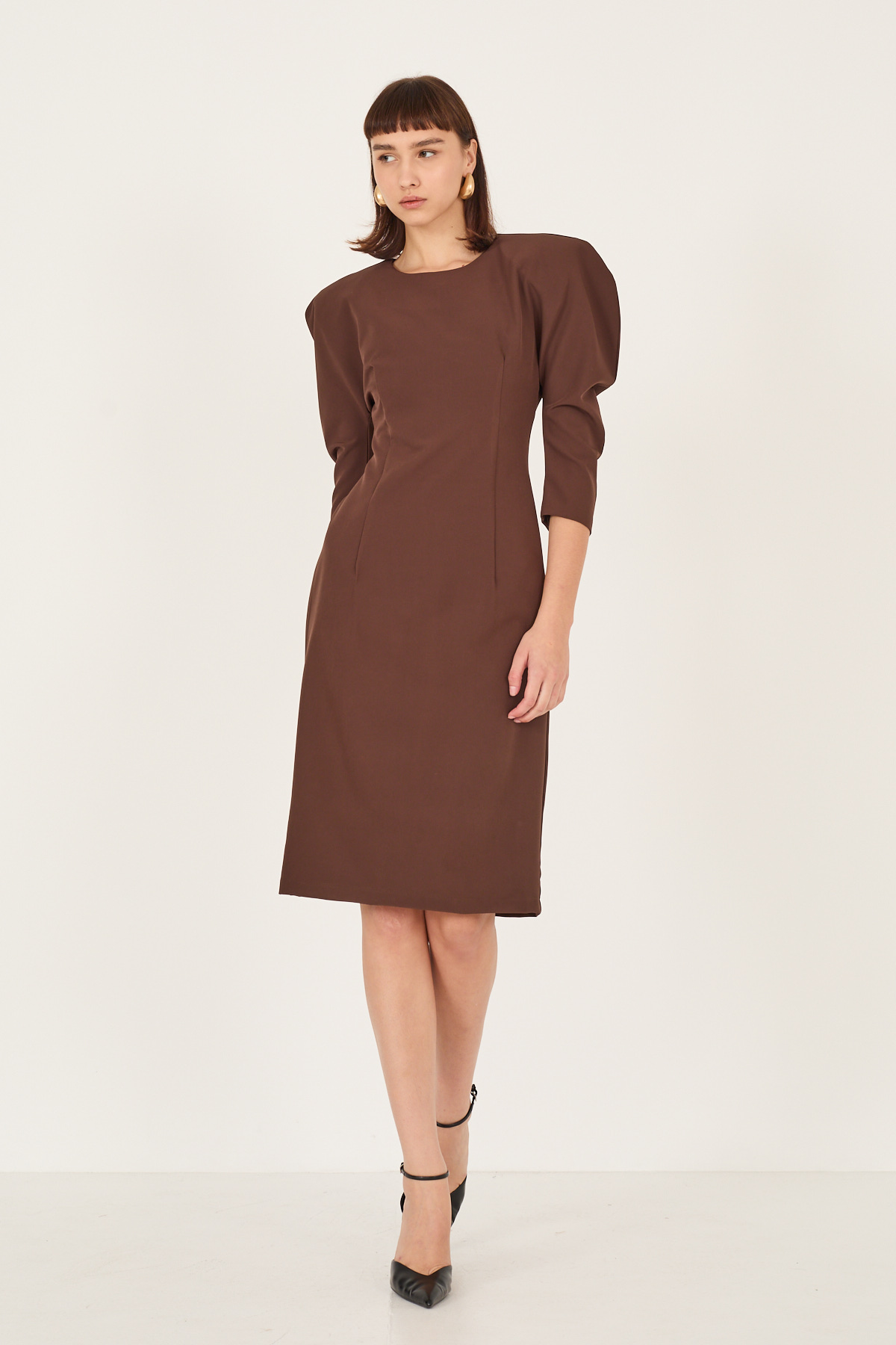 abito-elegante-con-maxi-spalle-f40x1136-516-weba.jpg