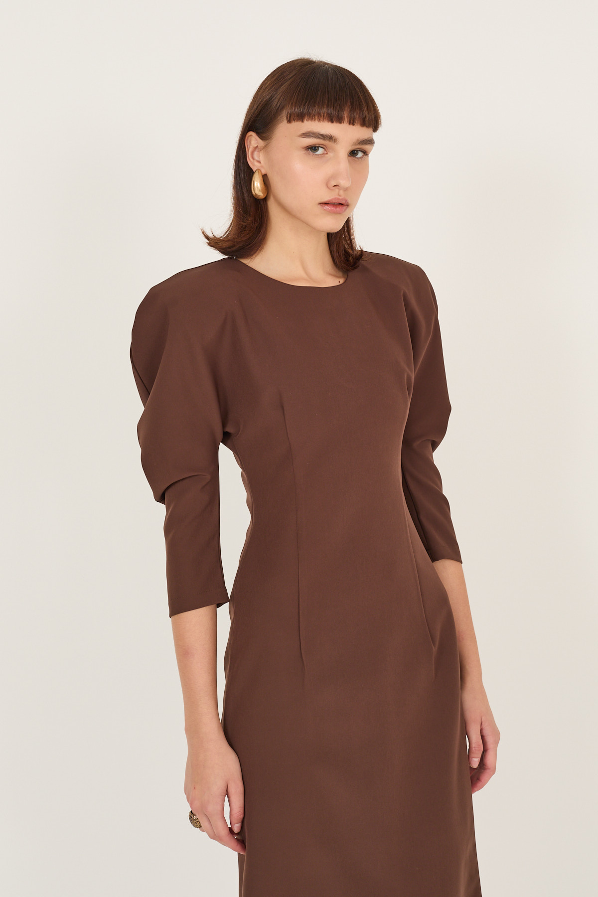 abito-elegante-con-maxi-spalle-f40x1136-516-webd.jpg
